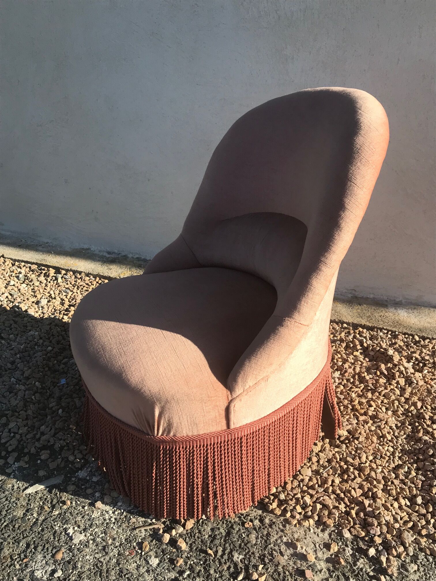 Pink velvet toad chair
