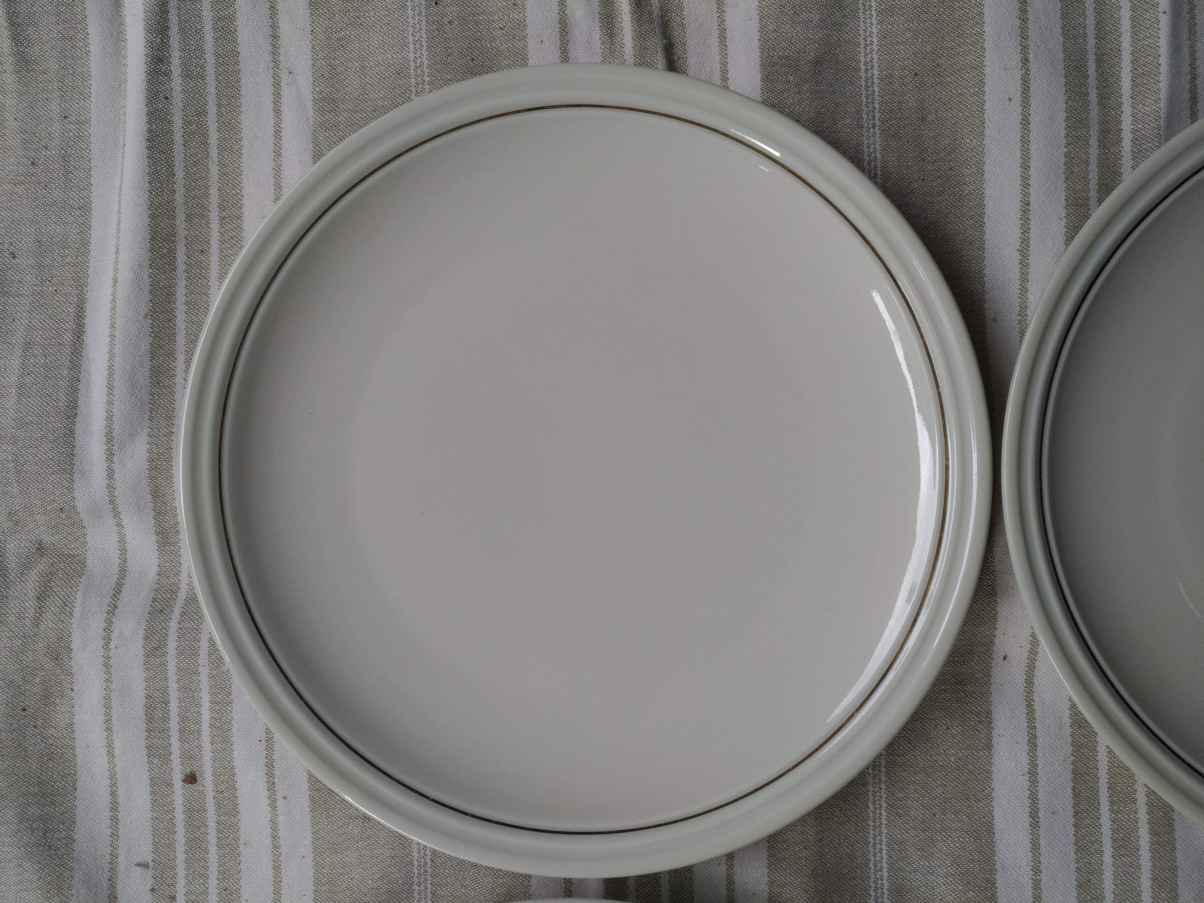Set of 12 flat plates