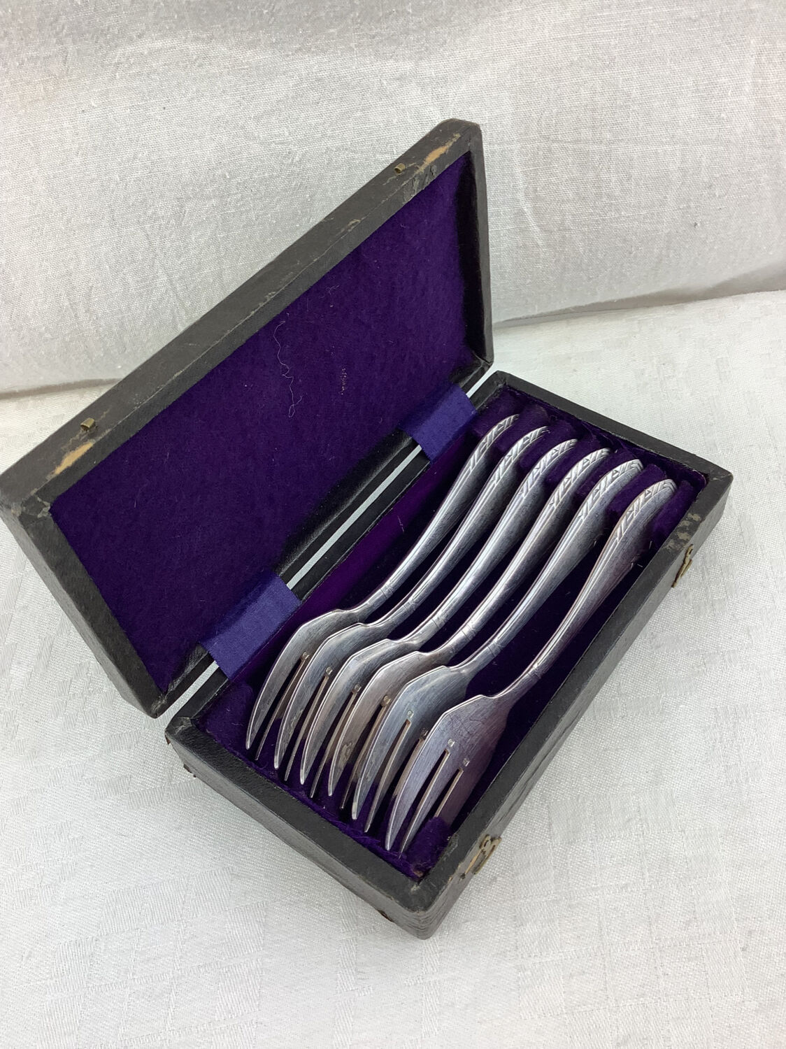 6 antique dessert forks, in silver with hallmark.