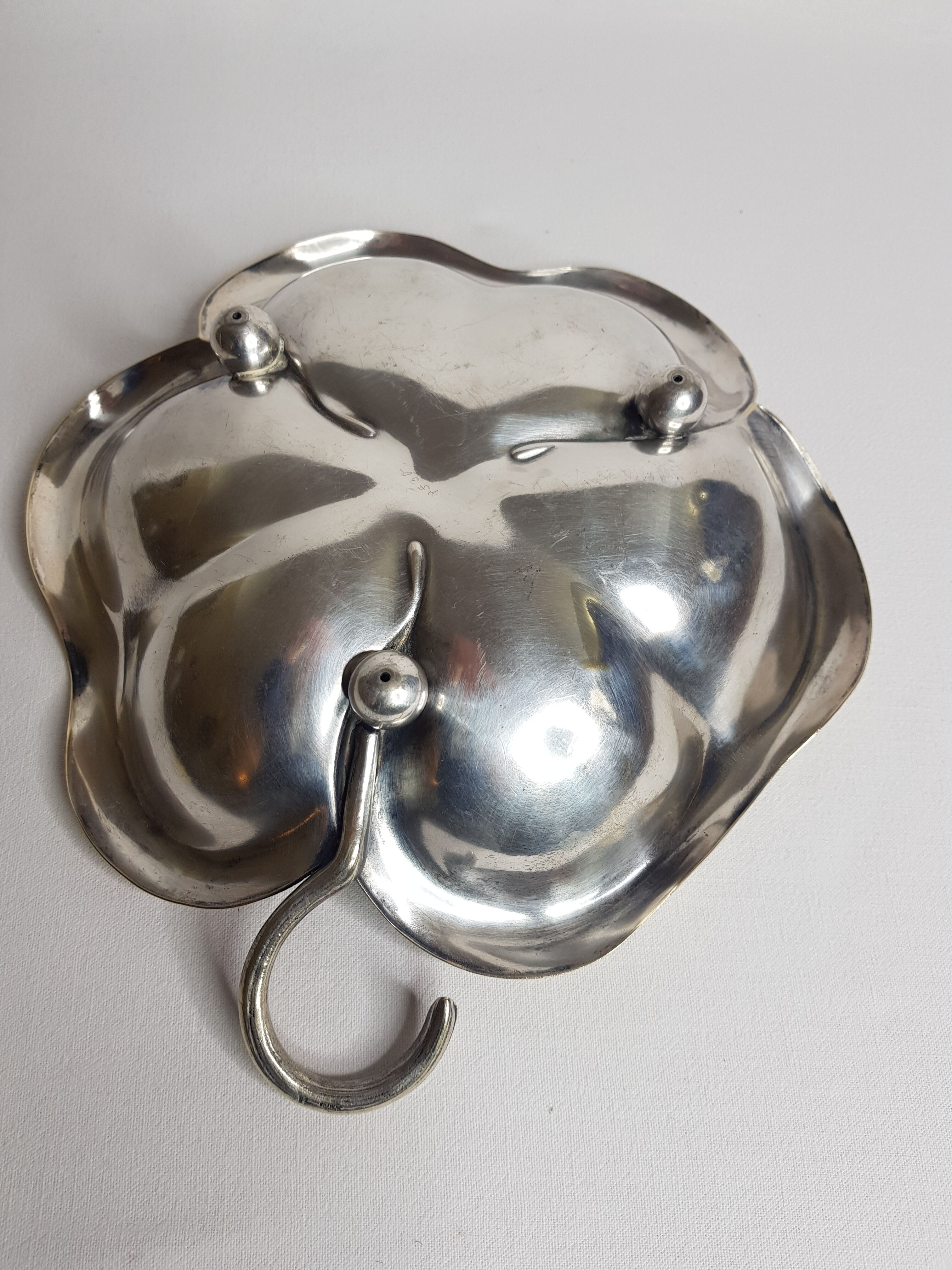 Small cut, empty pocket "clover" in gold metal