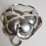 Small cut, empty pocket "clover" in gold metal