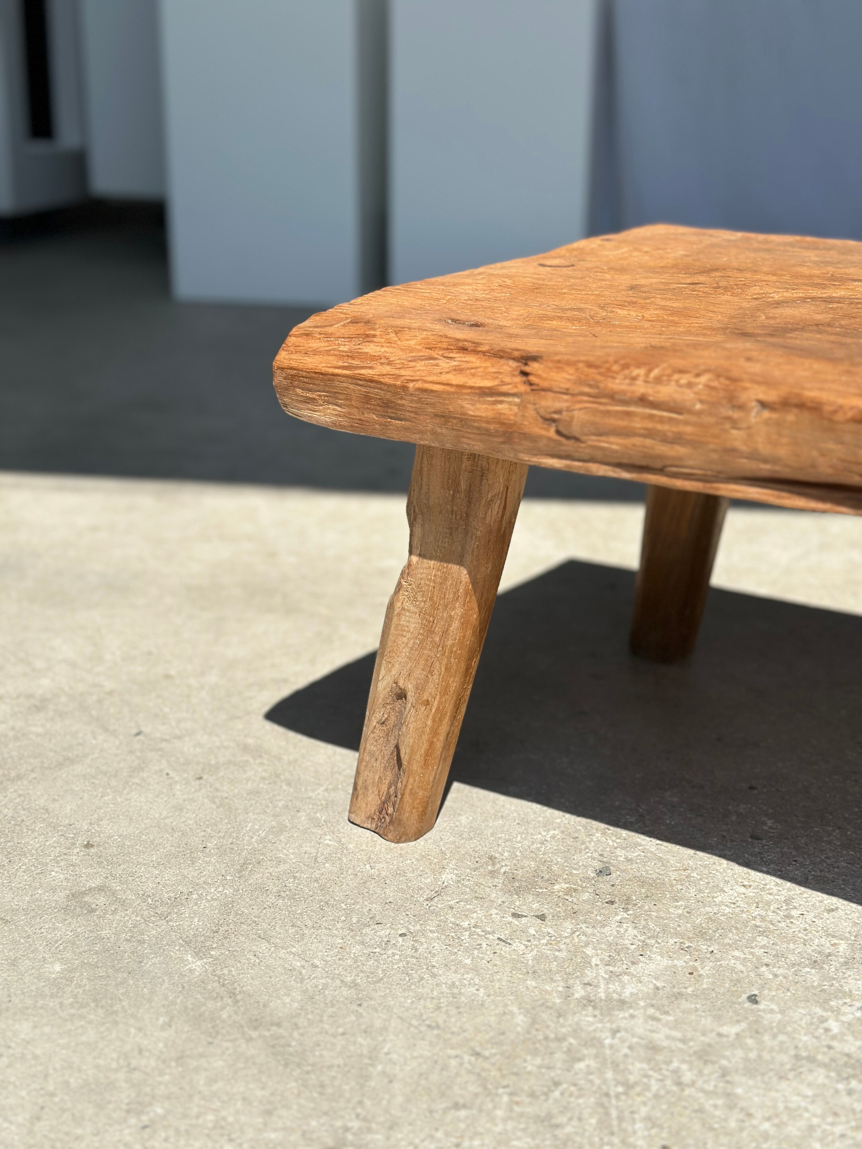 Coffee table in blond teak quadripod