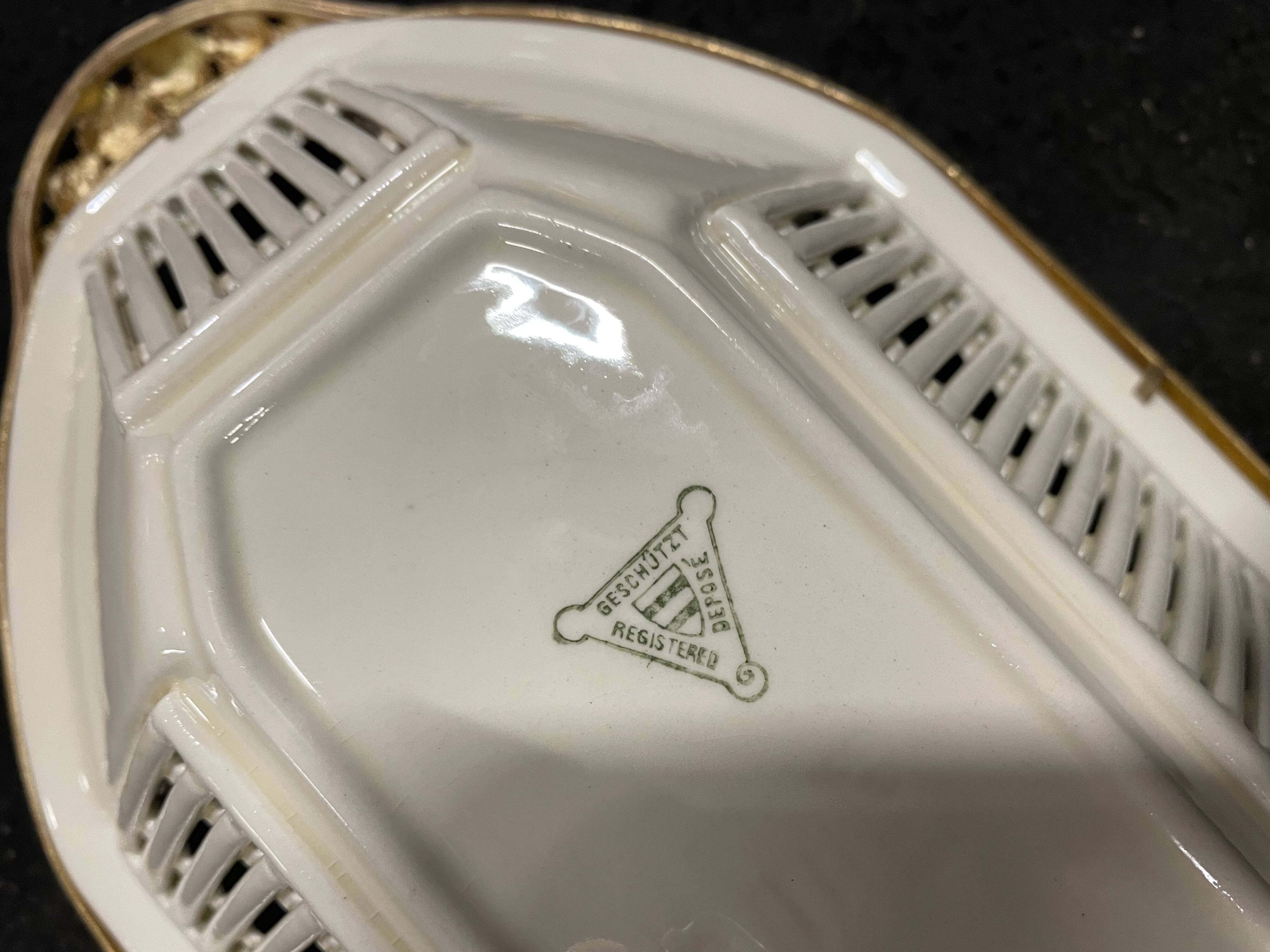 Serrated porcelain dish