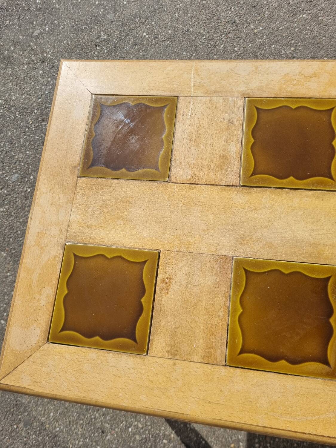 Vintage coffee table with tapered legs.