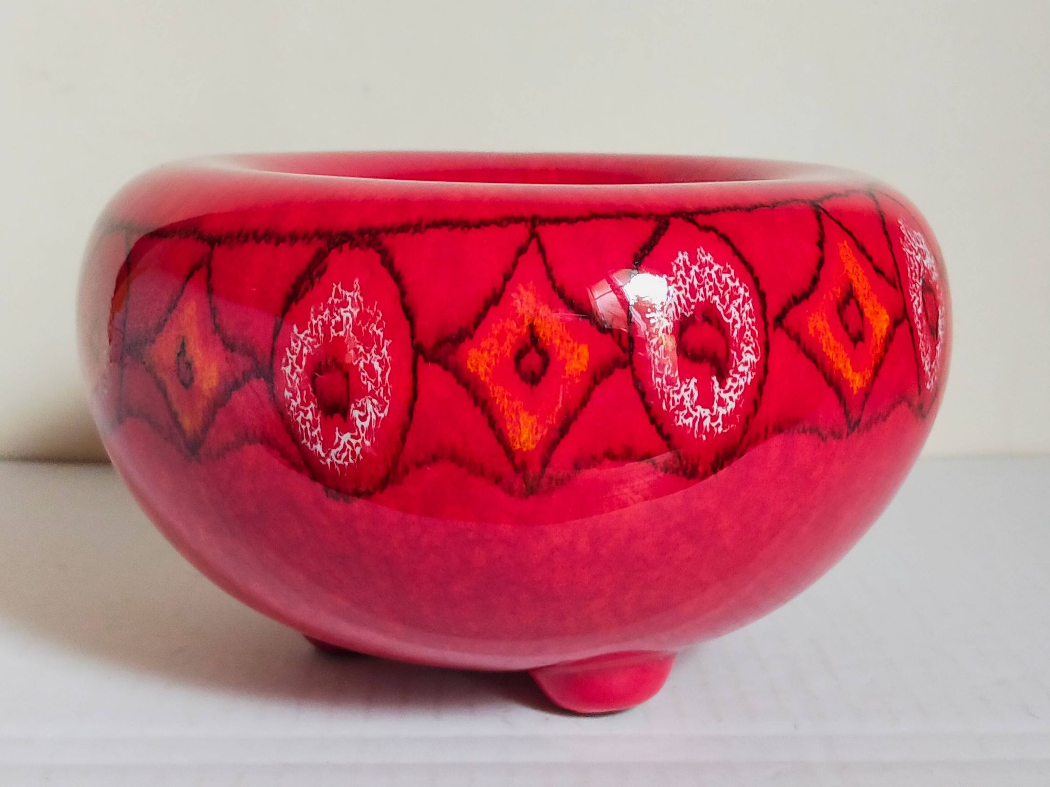 Vase tripode céramique à l'émail rouge vif vintage
