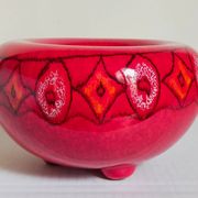 Vase tripode céramique à l'émail rouge vif vintage