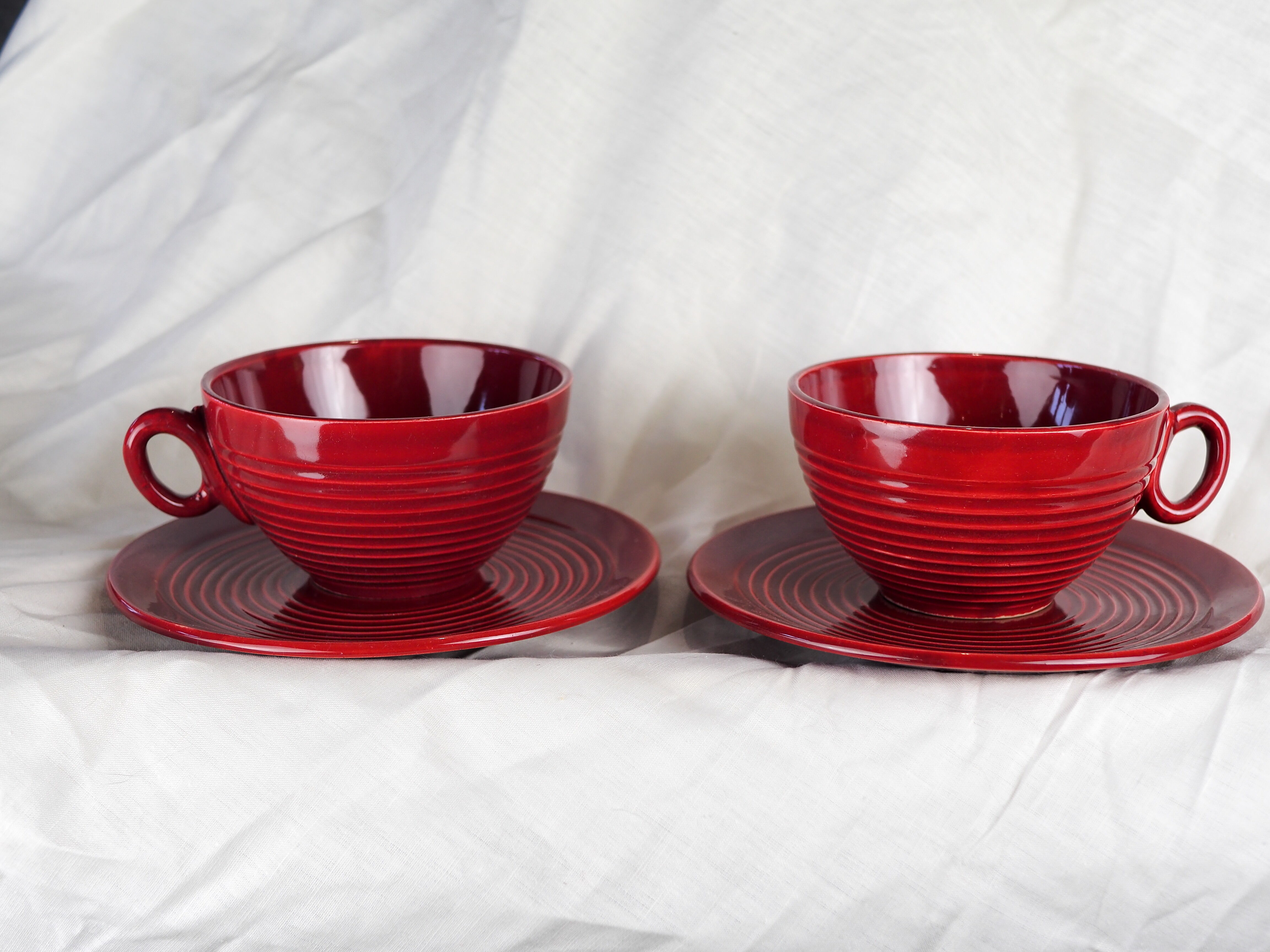 Pair of burgundy red cups with concentric streaks - Saint-Clément - 50s