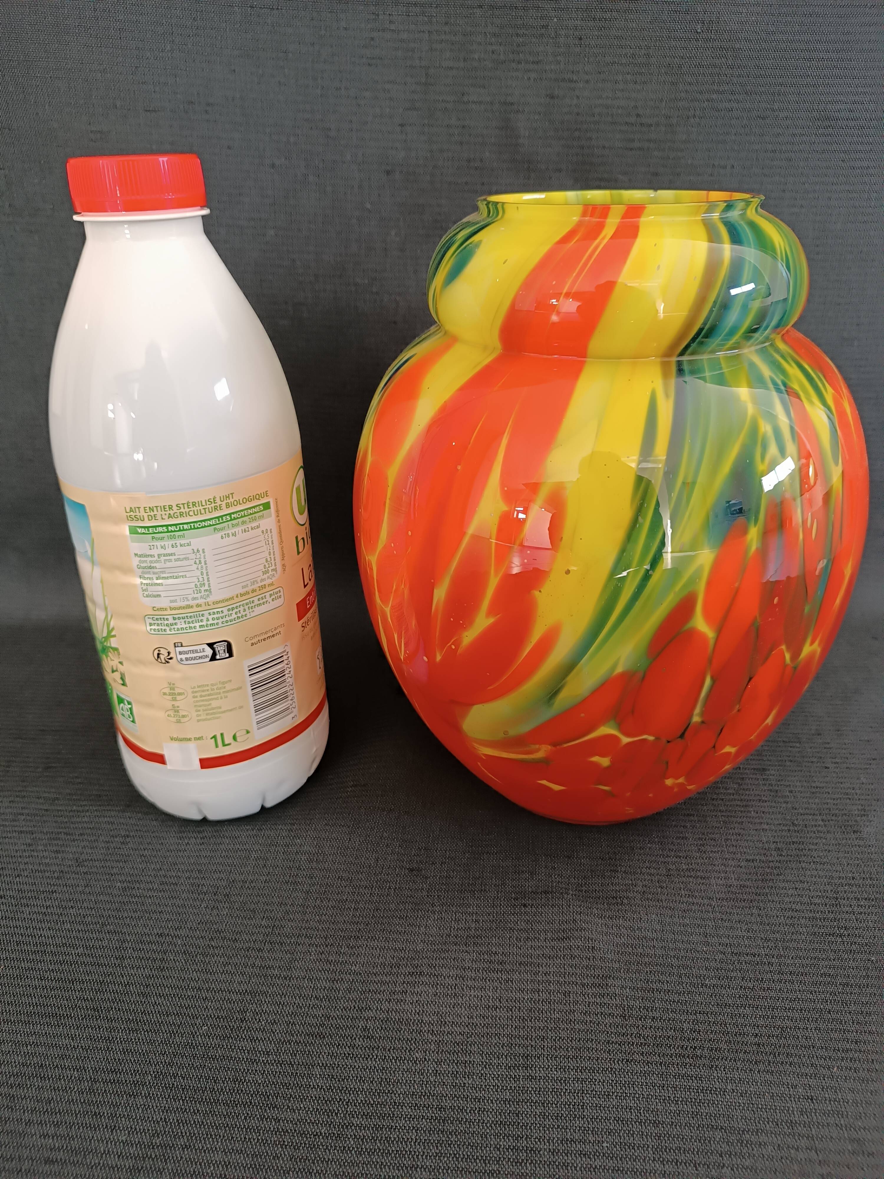 Vase art déco en verre multicouches.