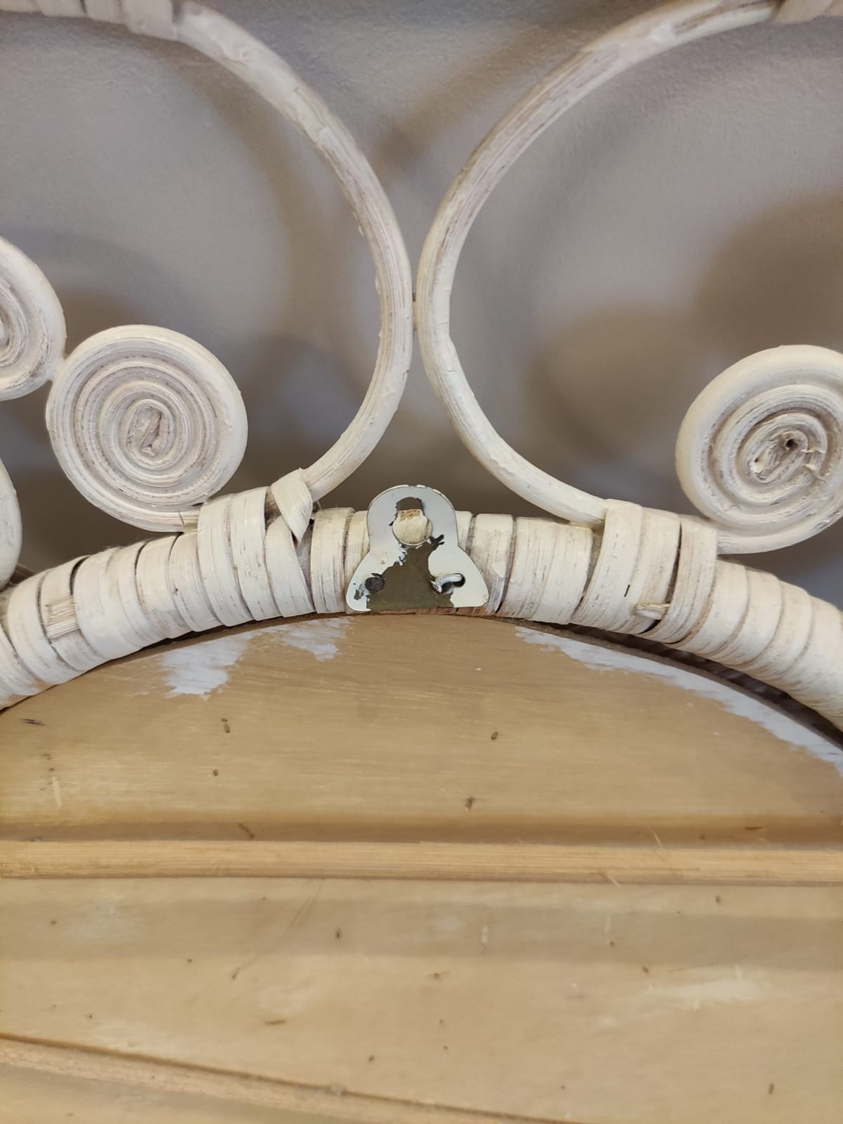 White rattan mirror peacock style 60x77cm