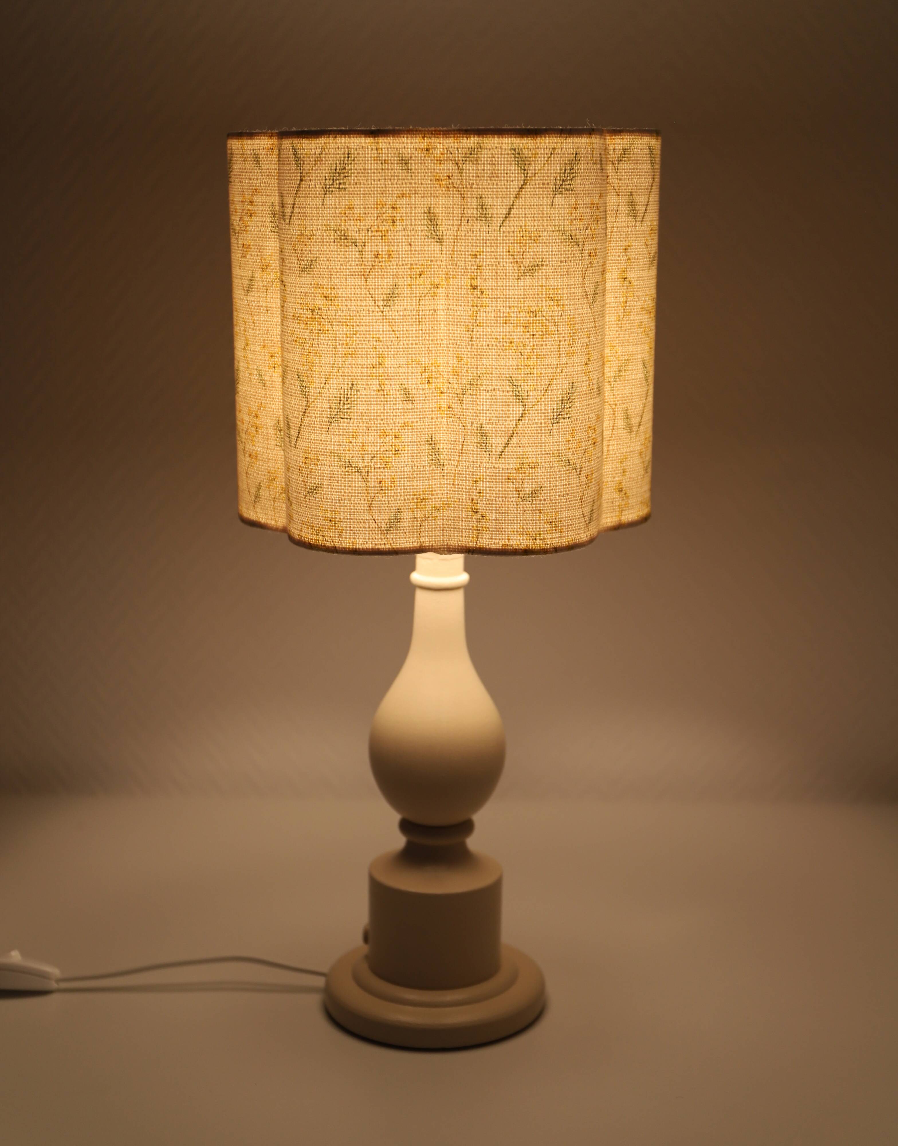 Vintage table lamp, turned wooden base and "mimosa" printed lampshade