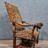 Renaissance armchair in carved walnut with lion head decoration