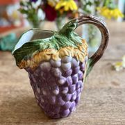 Pichet vintage en barbotine grappe de raisin