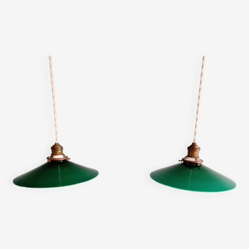 Paire de suspensions Art Déco en opaline verte conique, années 1930