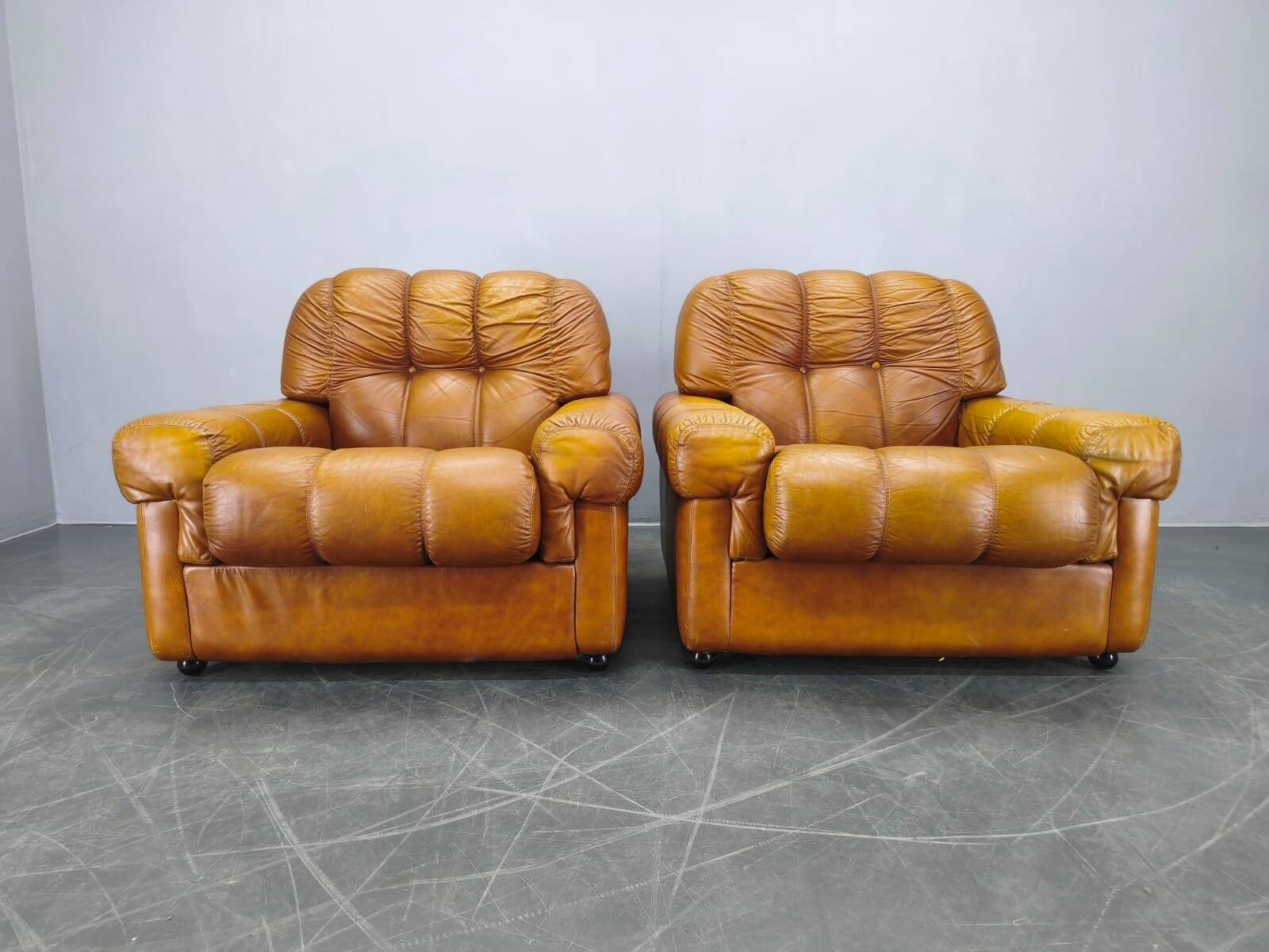 Pair of modern Italian armchairs from the mid-20th century, cognac leather, 1970.