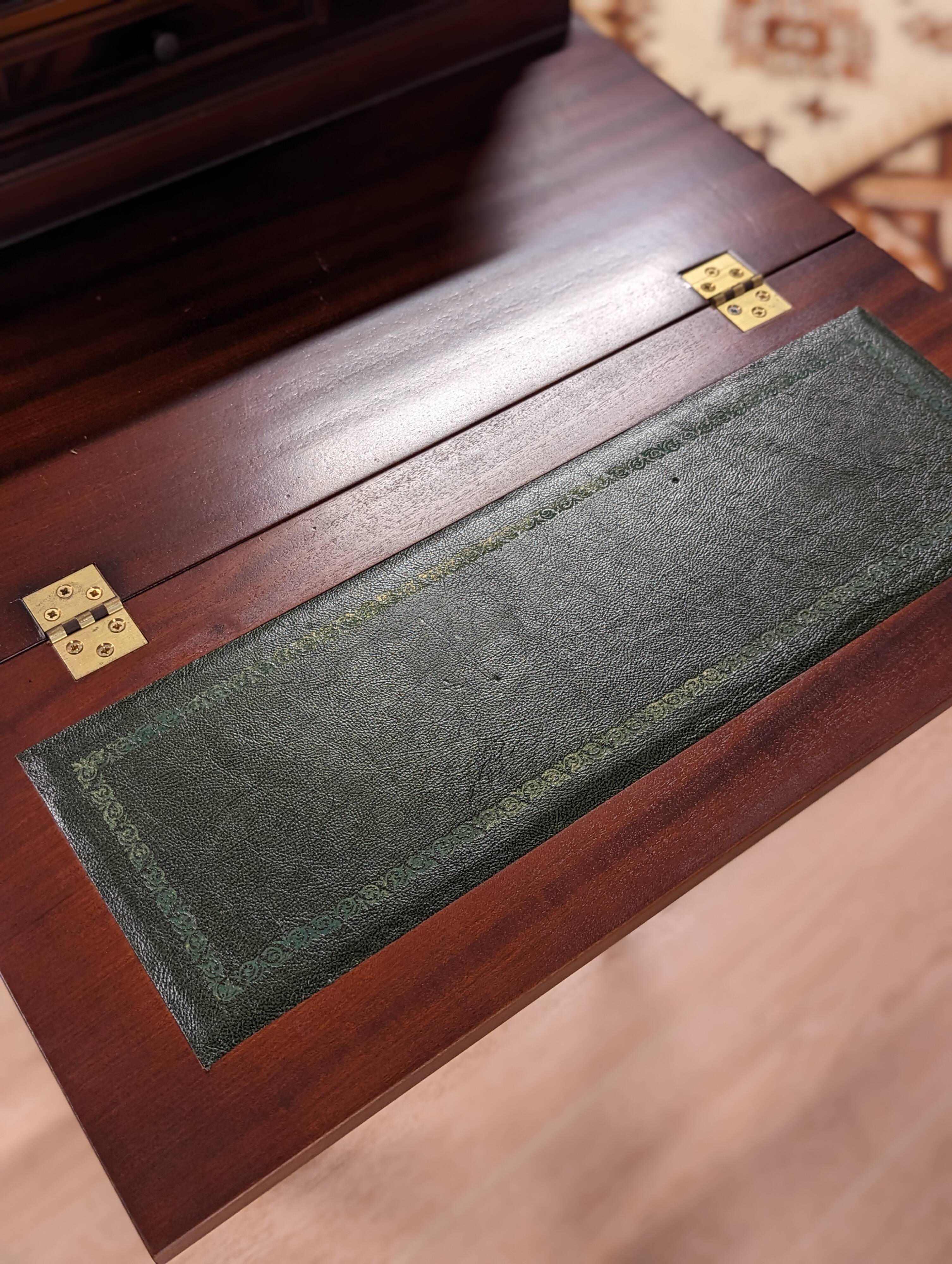 Small mahogany happiness of the day desk