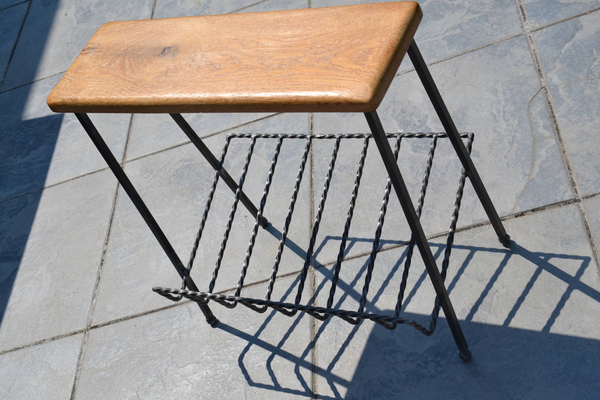 Porte-revues tablette chêne et fer forgé années 60-70