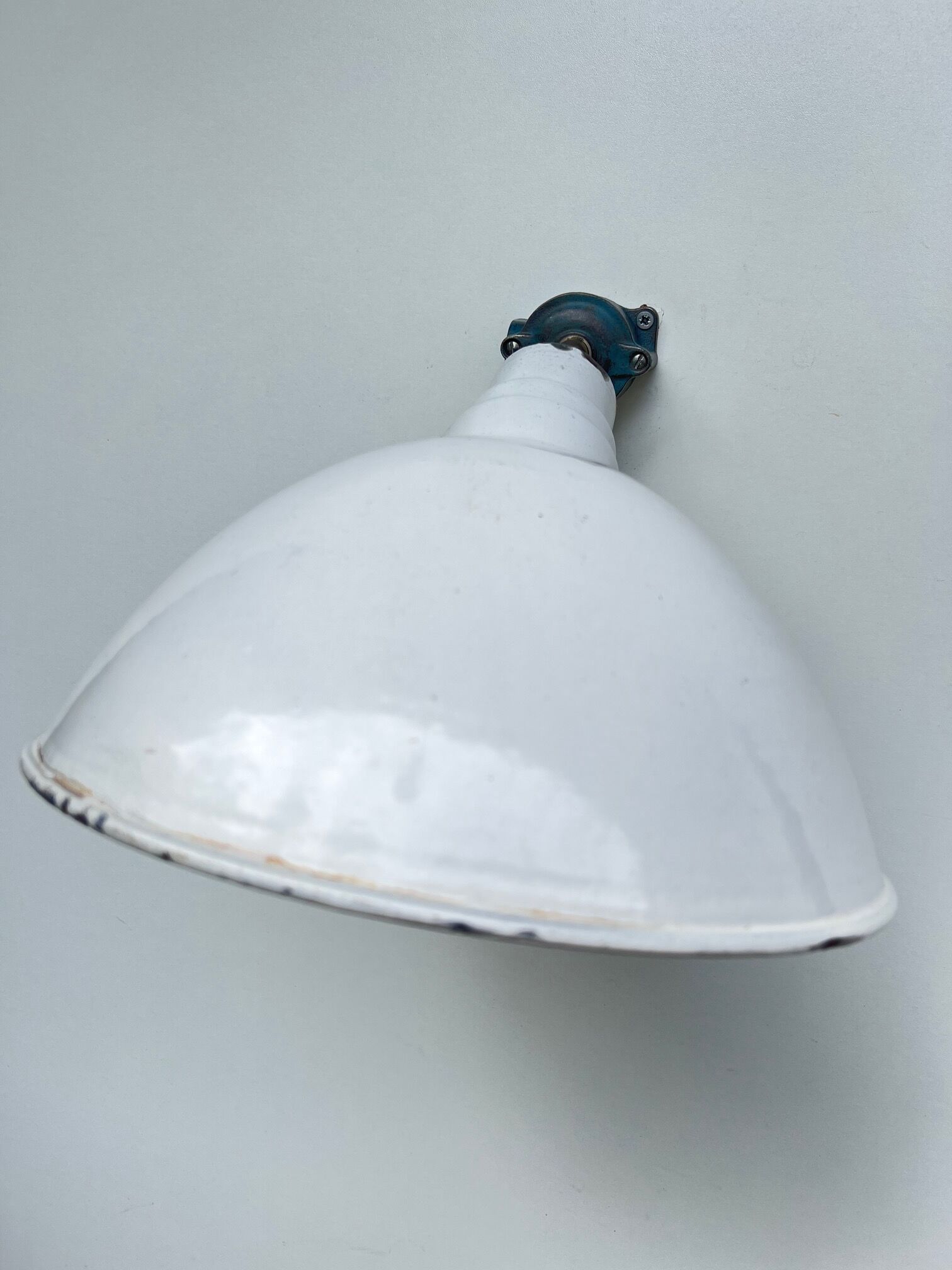 White enamelle tole wall lamp ø 31 cm brand benjamin usa