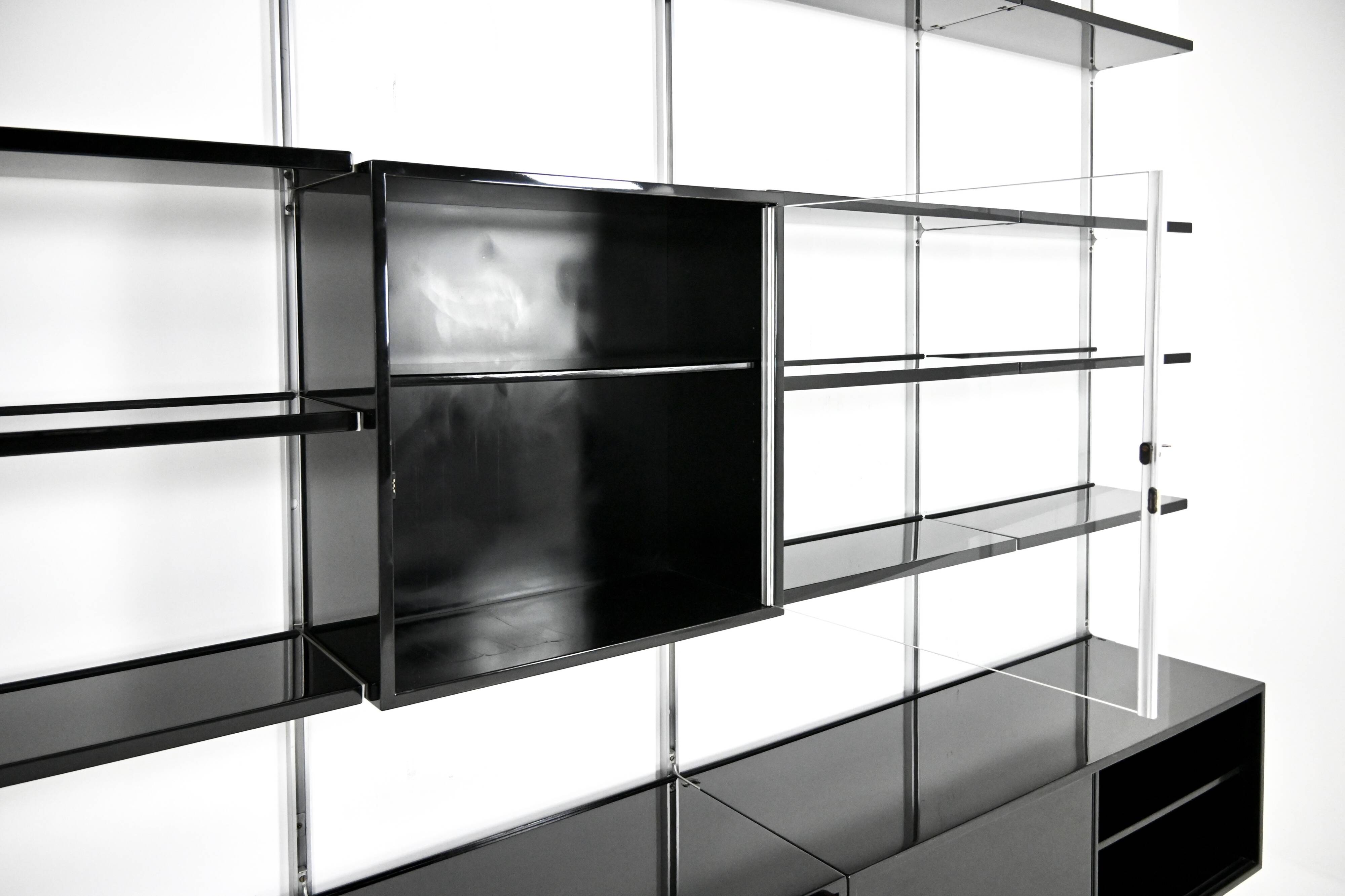 E22 bookcase by Osvaldo Borsani for Tecno, 1950s