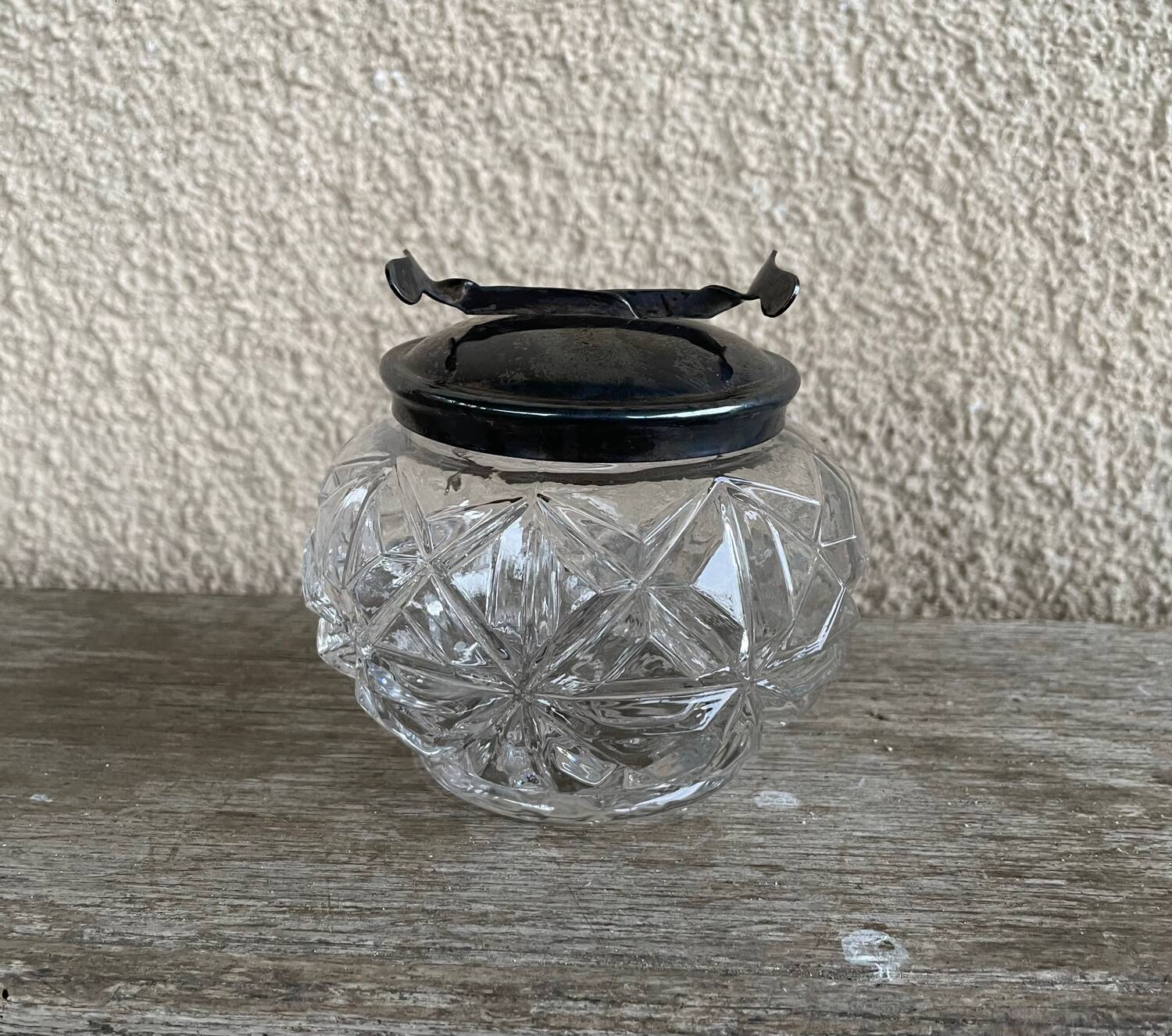 Pot à sucre ancienne avec pince à sucre intégrée