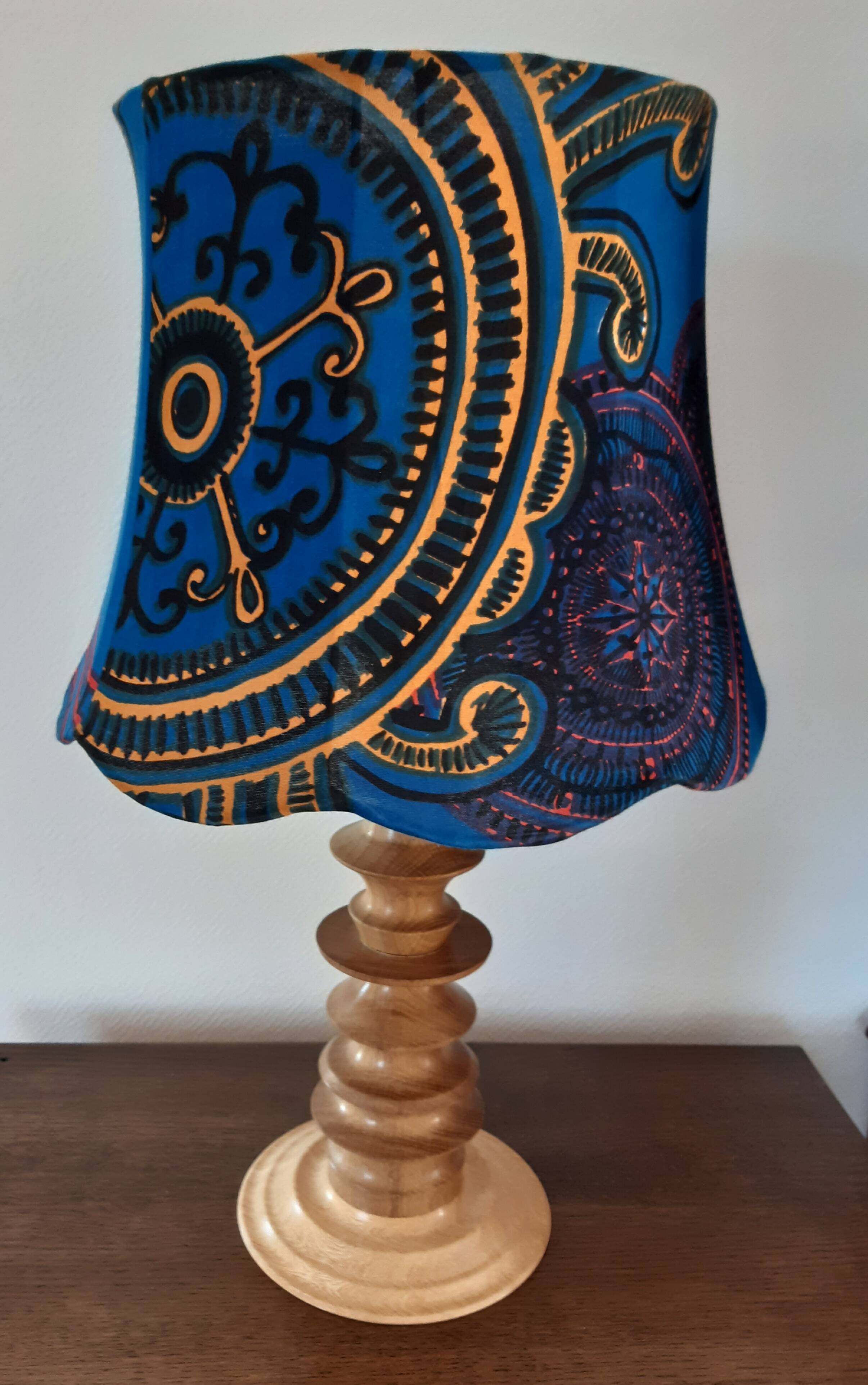 Lampe pied en bois tourné et abat-jour en tissu