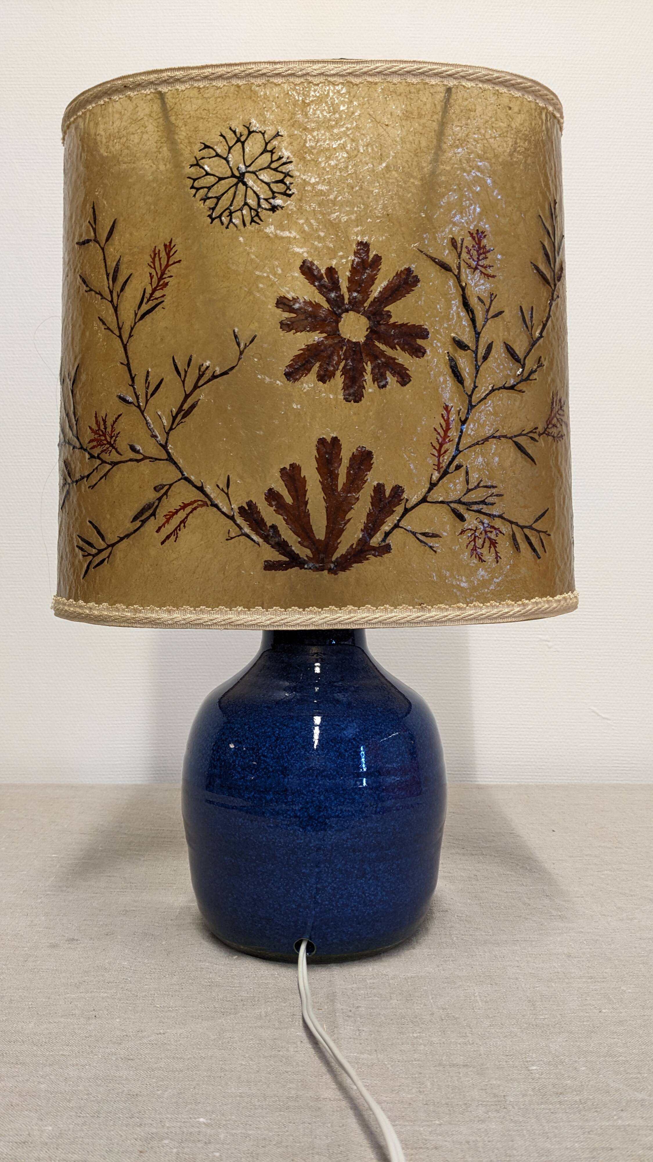 Lampe en grès émaillé bleu indigo et résine vers 1960