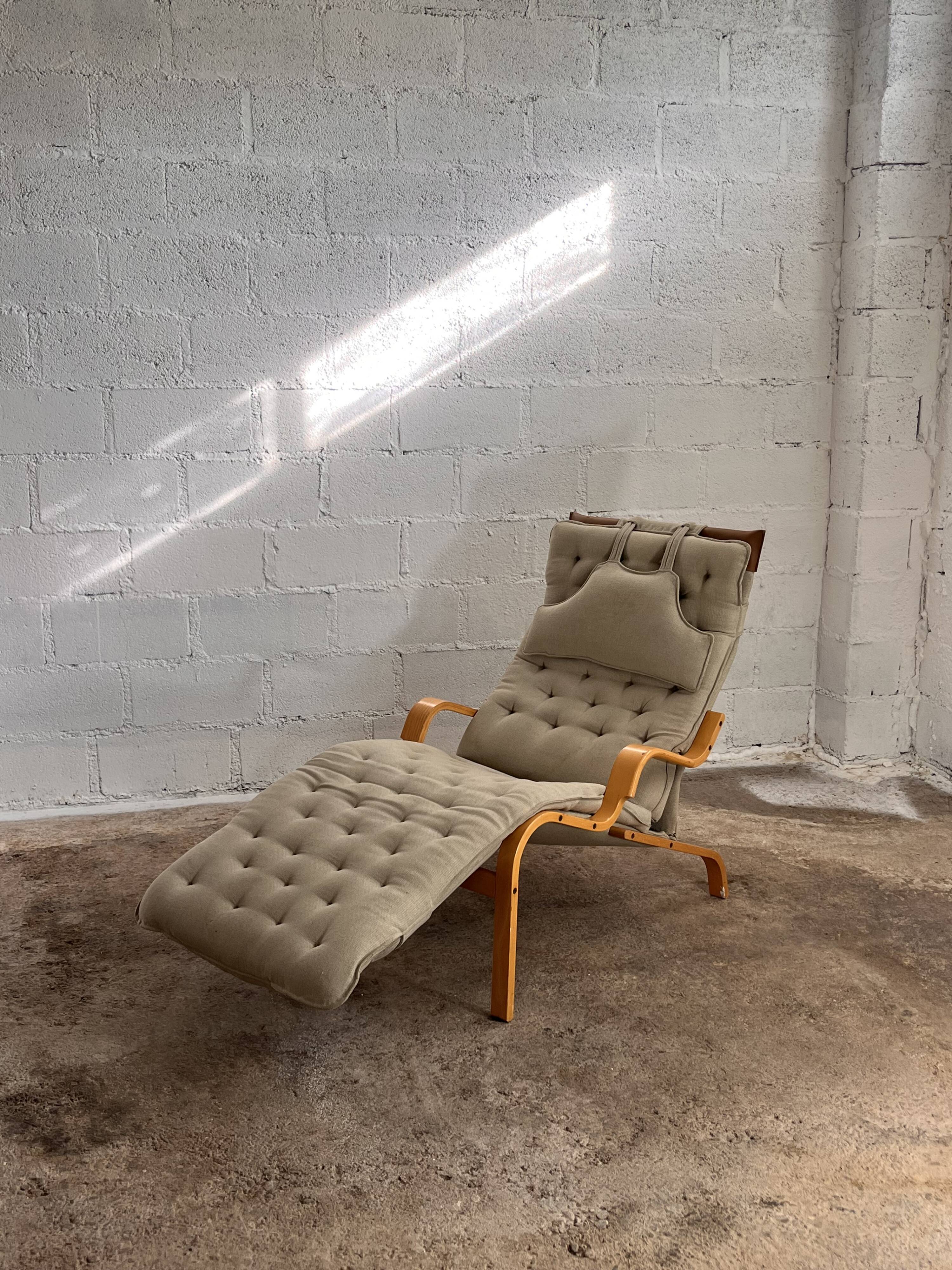 Scandinavian chaise longue