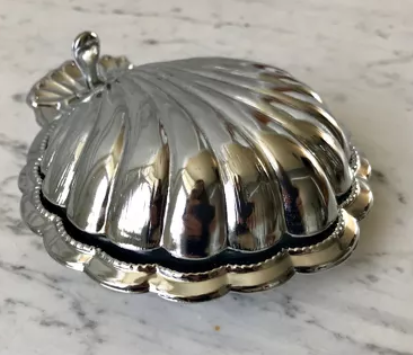 Christmas Pop-up 2022 - Vintage metal butter dish