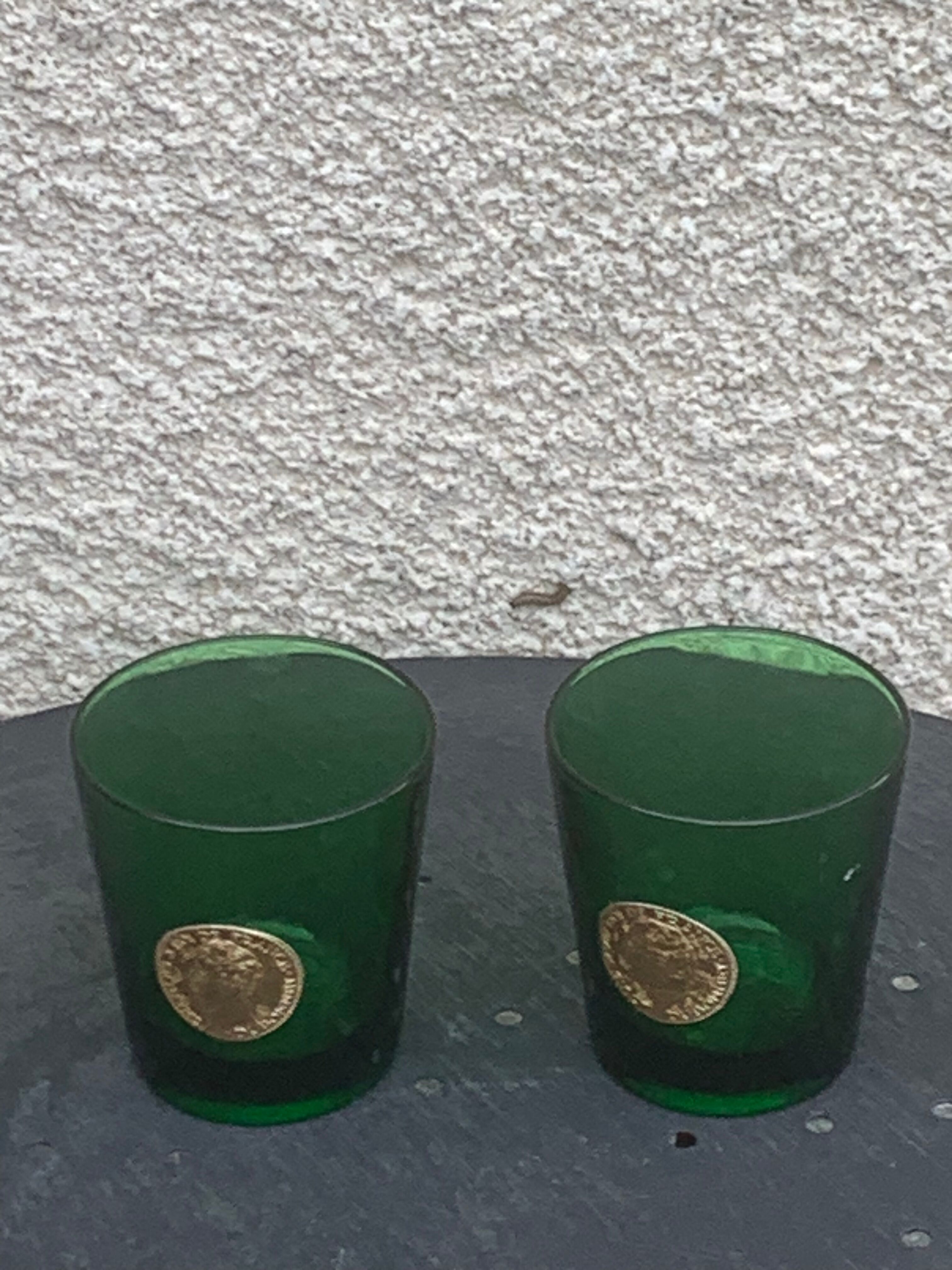 Set of 2 whisky glasses, aperitif, dubonnet, green glass, gold medalist in front, collector