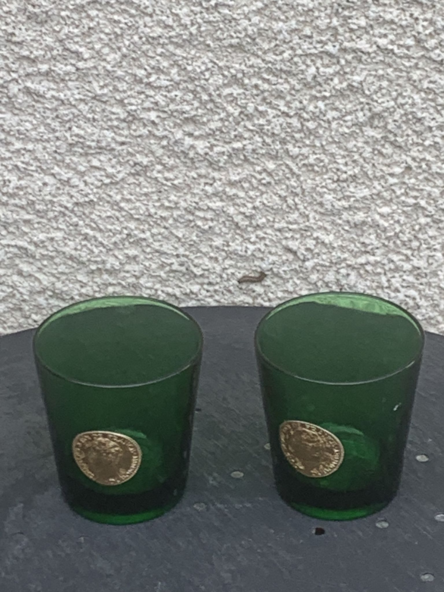 Set of 2 whisky glasses, aperitif, dubonnet, green glass, gold medalist in front, collector