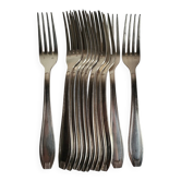 12 fourchettes de table en métal argenté Manufrance