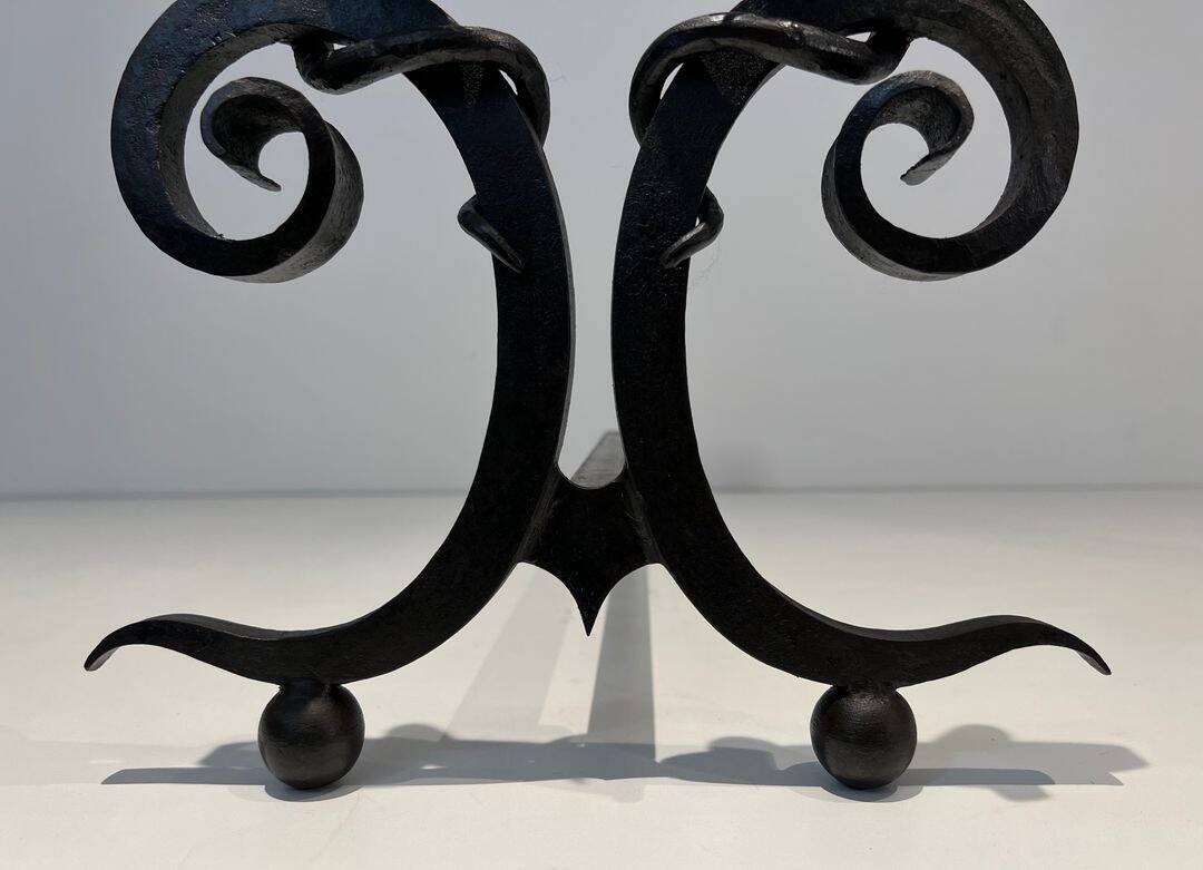 Paire de Chenets en Fer Forgé Modèle aux Serpents dans le Goût d’Edgar Bran