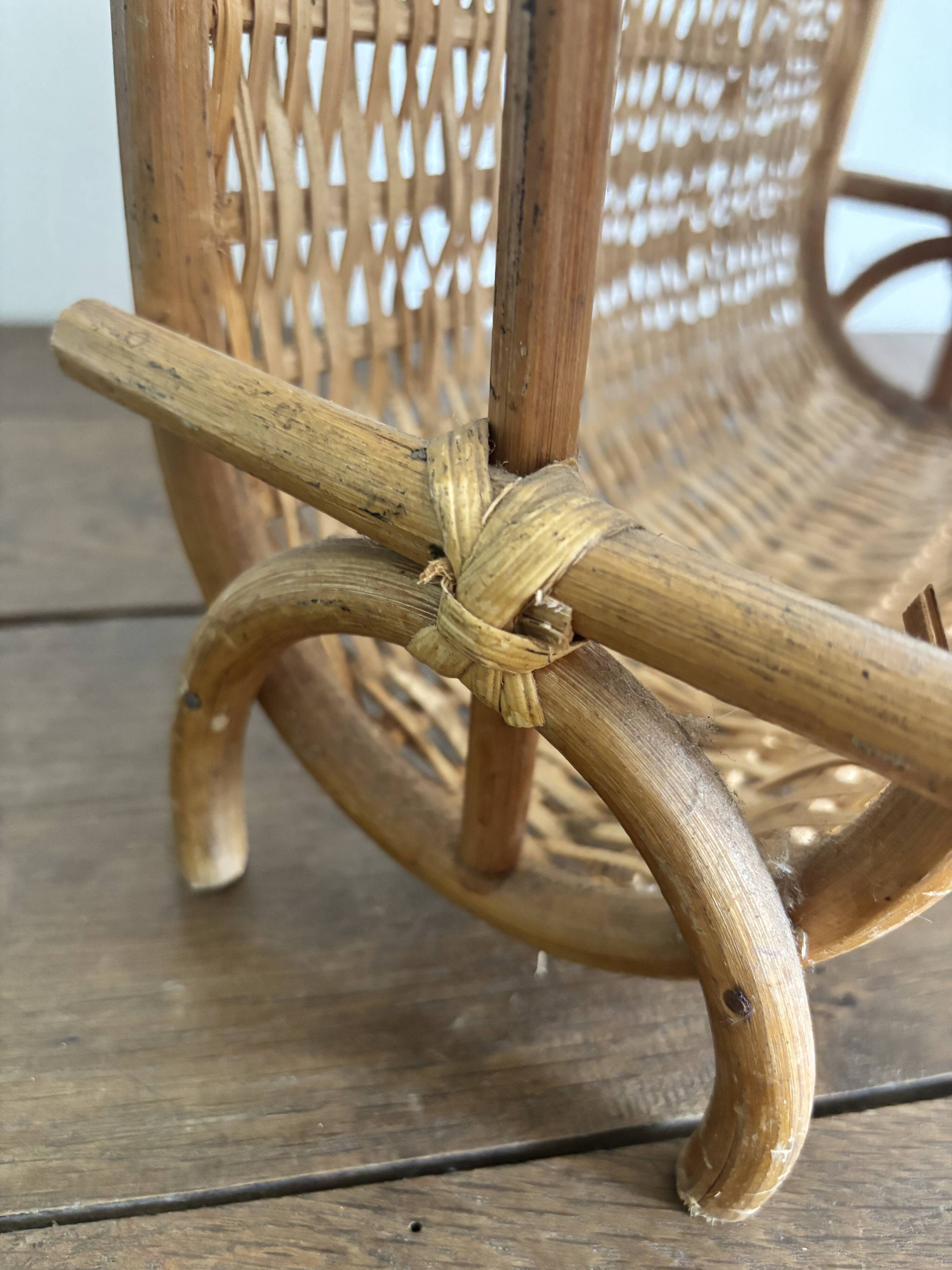 Porte-revues vintage en rotin naturel  des années 60