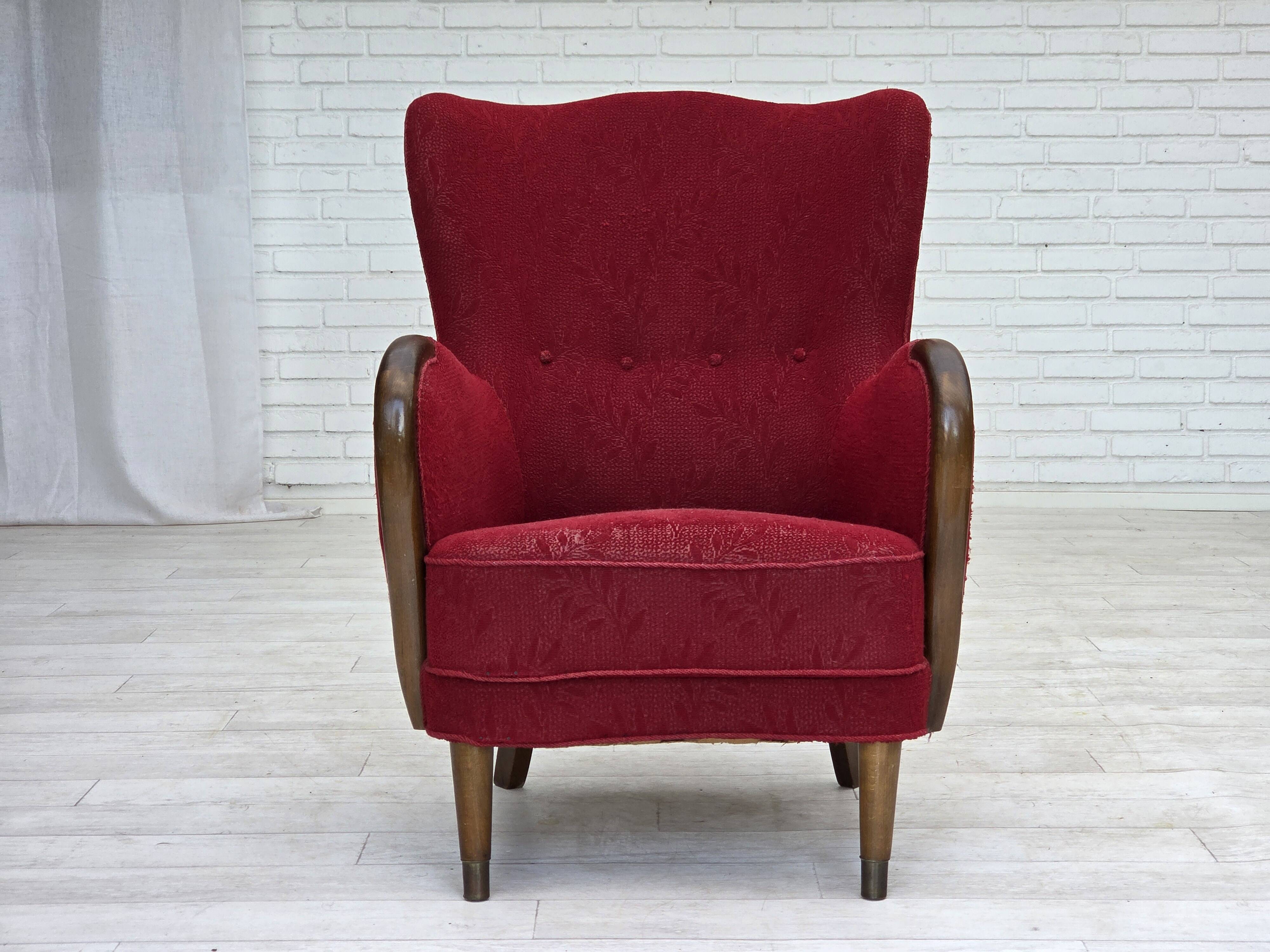 Fauteuil danois des années 1960, état d'origine, tissu en laine, pieds en bois de hêtre.