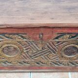 Coffre de rangement balinais en teck sculpté polychome à motifs floraux, ancien, 58 cm