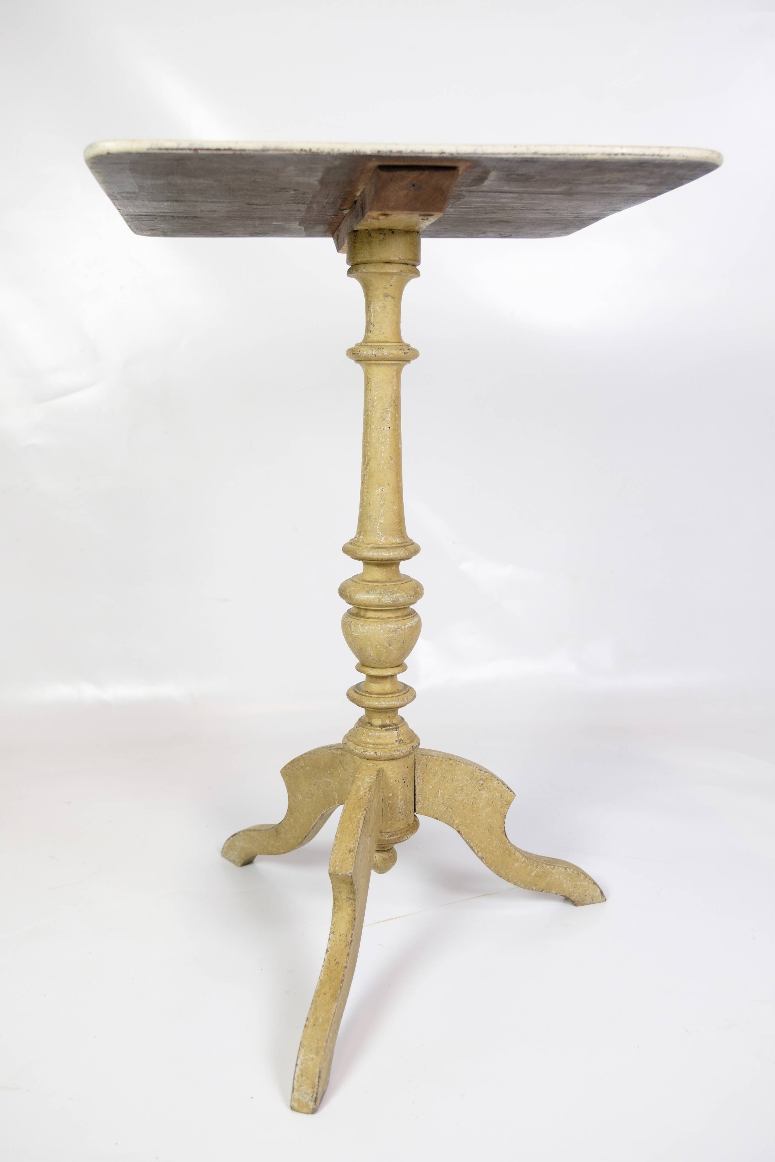 Table à colonnes peinte originale fabriquée en gris et jaunâtre des années 1840