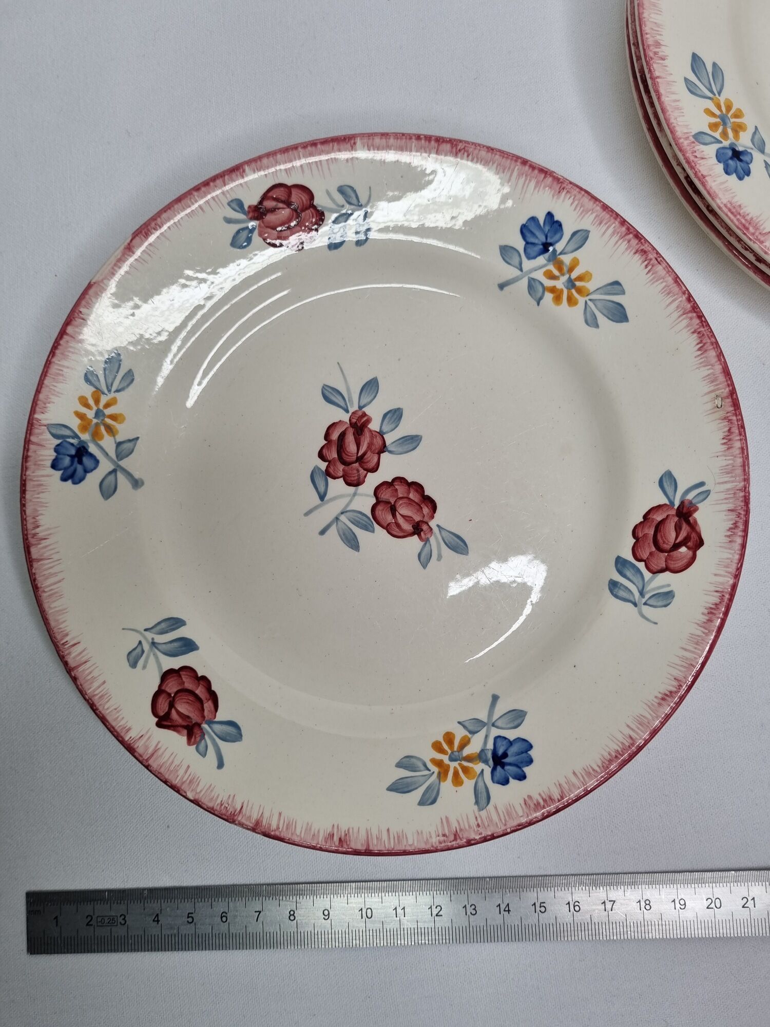 Set of four dessert plates decorated with flower, Maryvonne, 21 cm