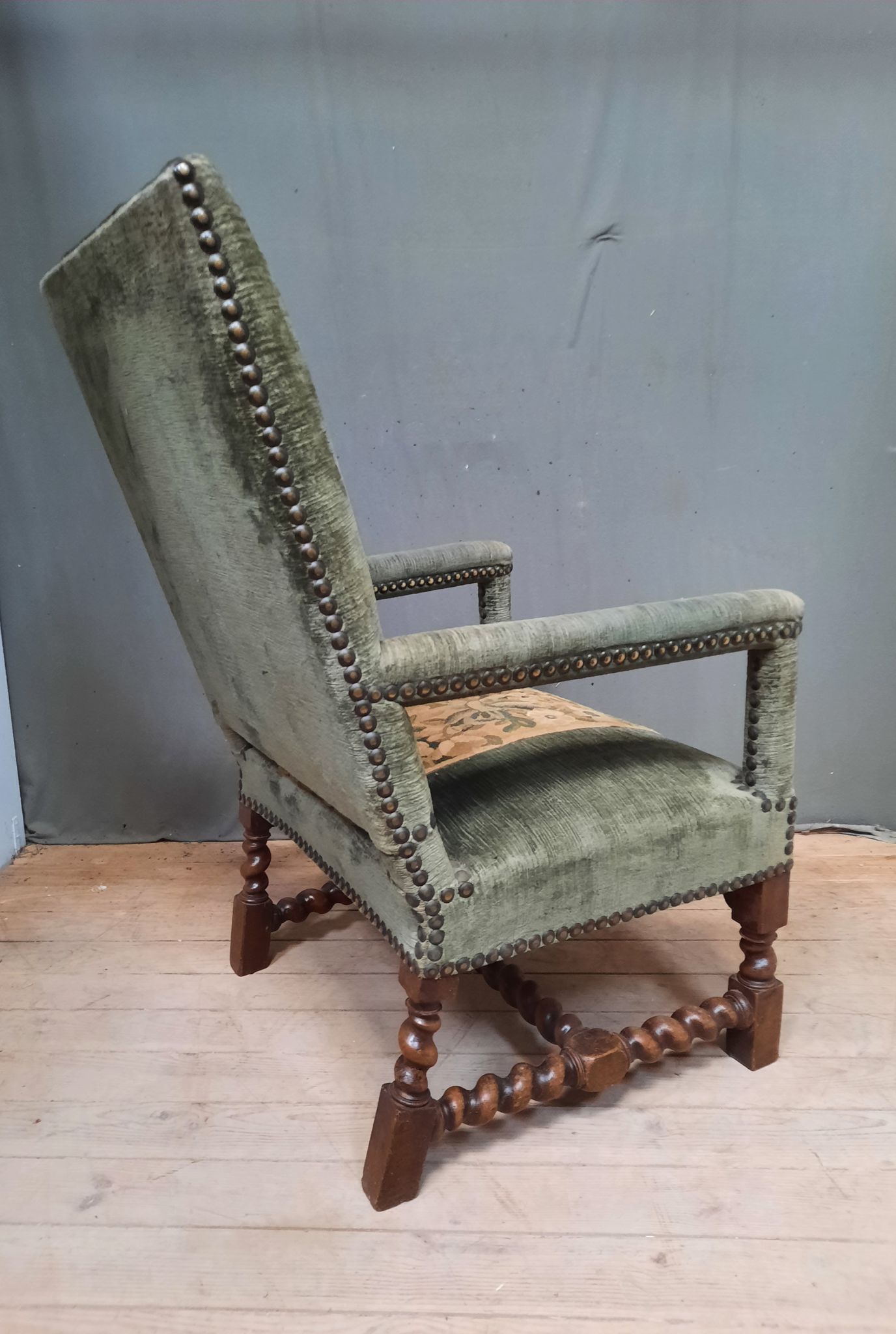 Faiteuil Louis XIII upholstered in part from the 17th century