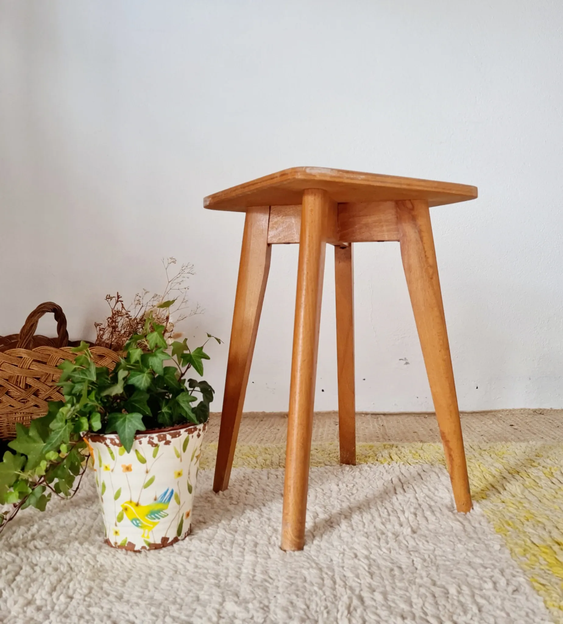 Vintage wooden stool with tapered legs - 1960s / Mid-Century
