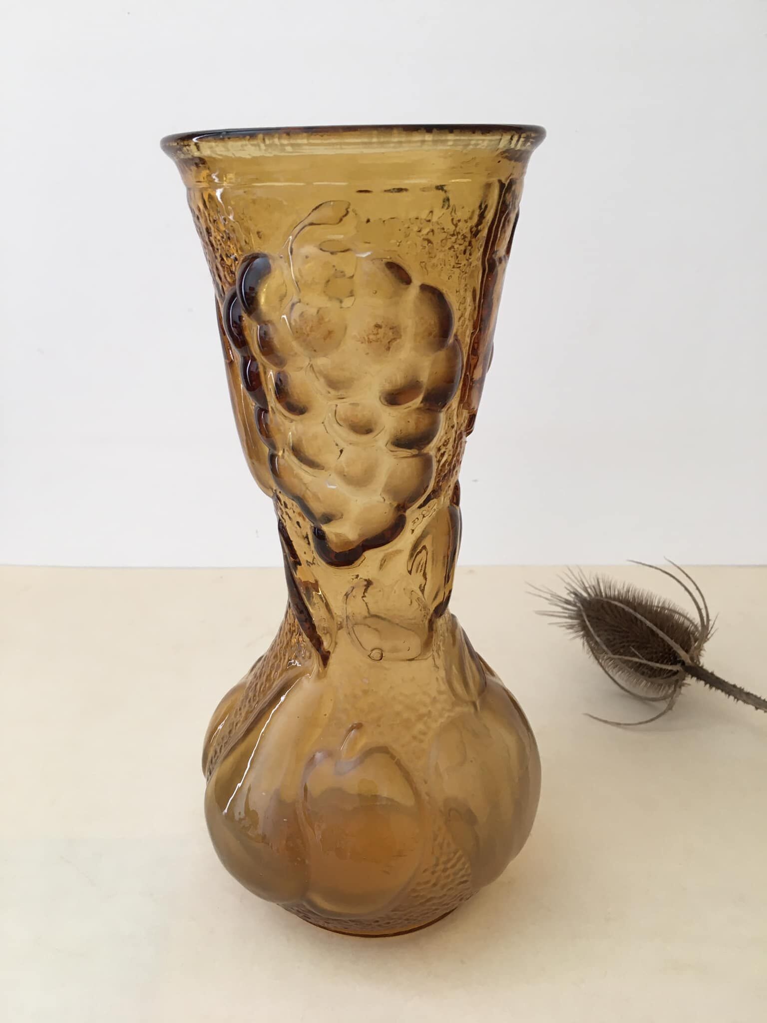 Vase italien en verre ambré avec décors de fruits en relief
