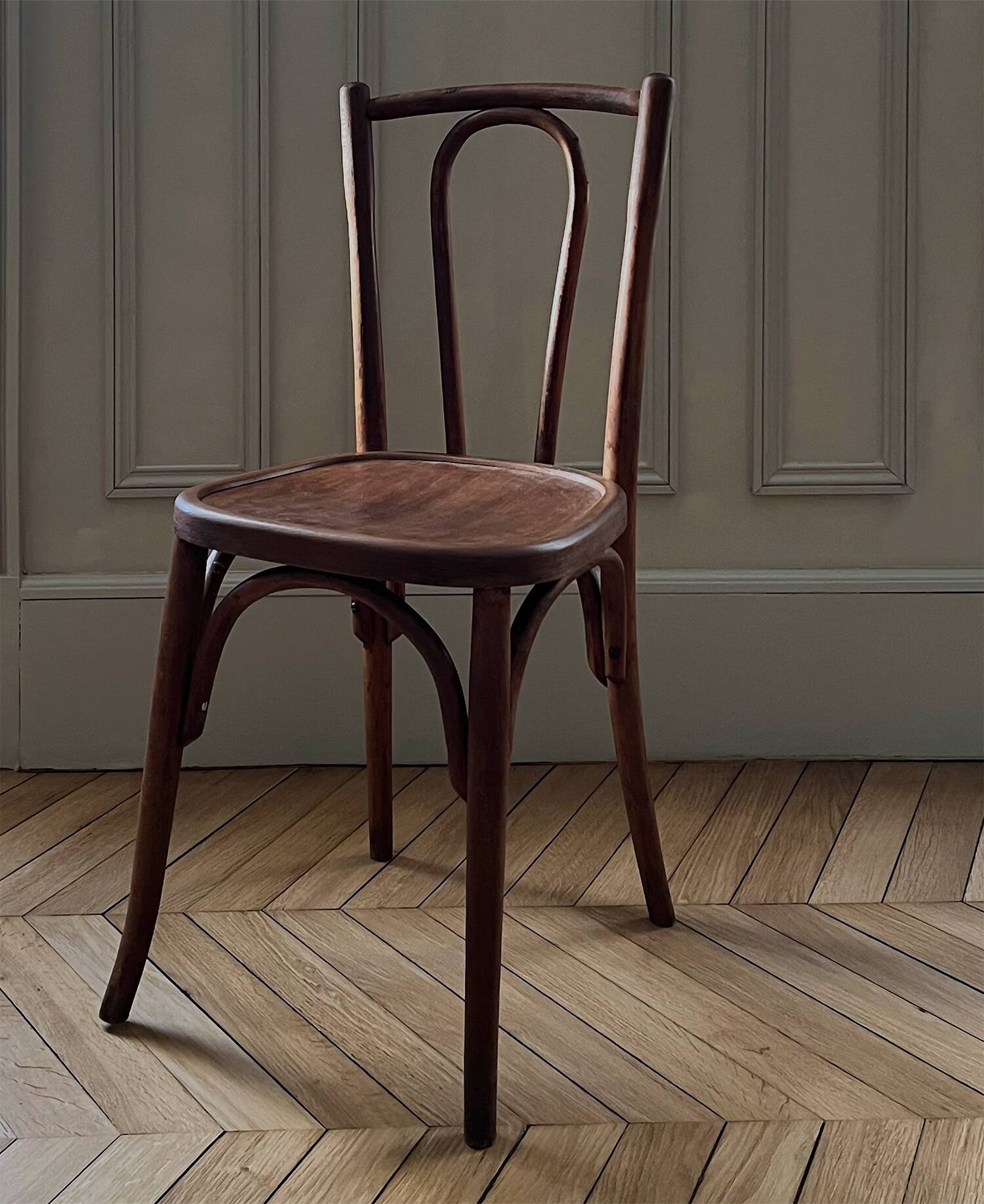 Chaises de style bistrot parisien