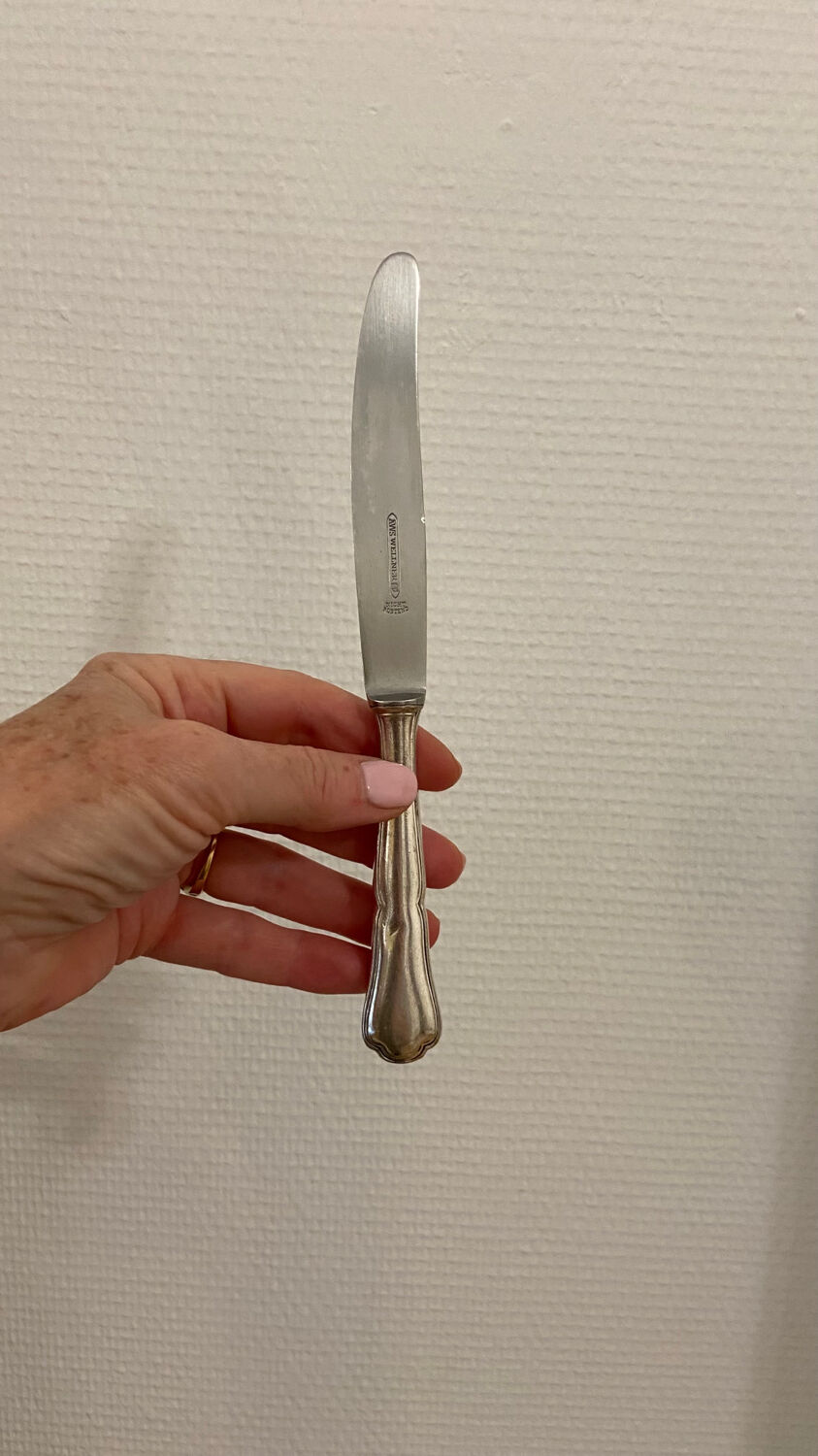 Set of 8 cheese knives in silver metal