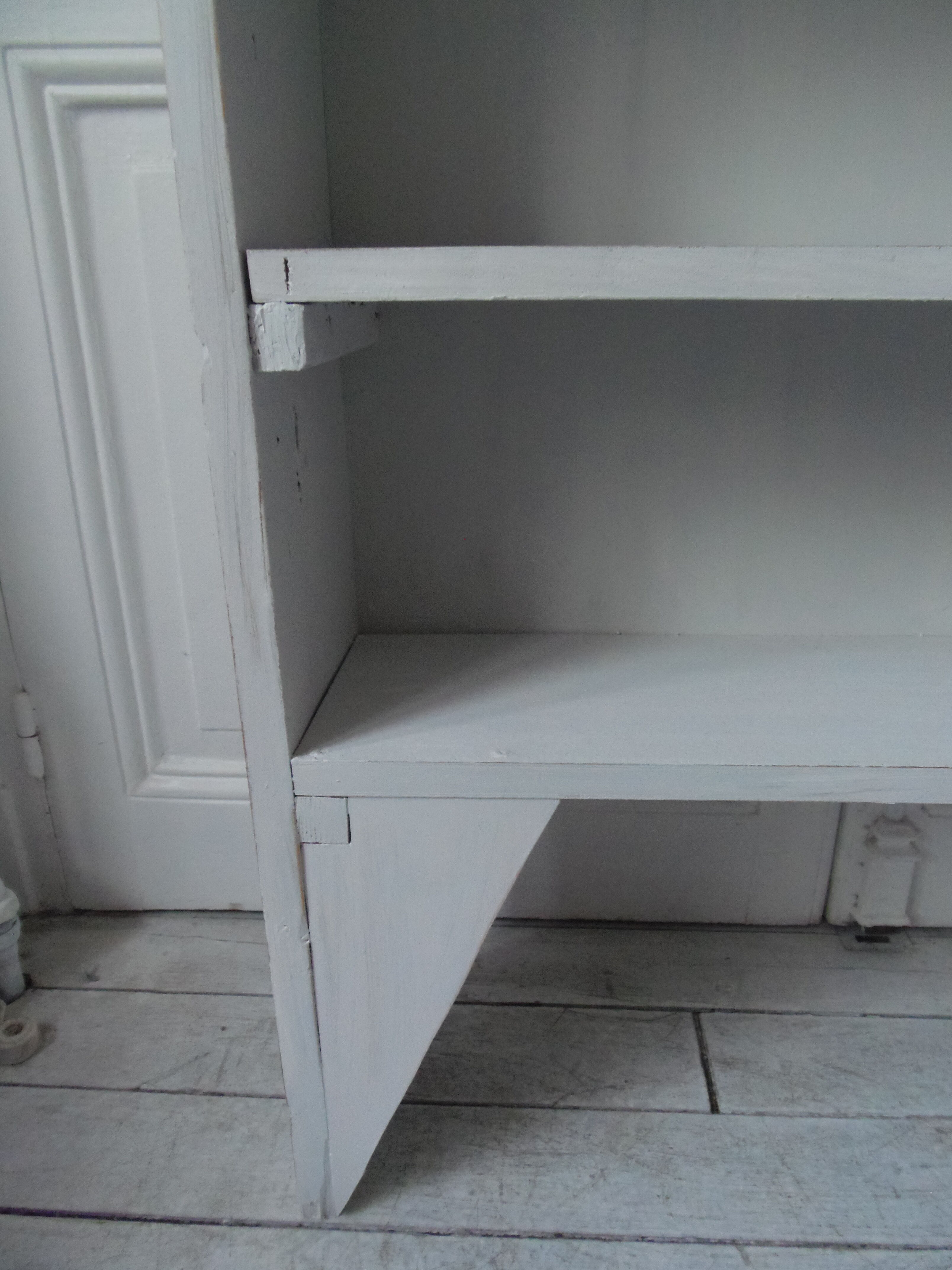 Bibliothèque vintage patinée gris perle