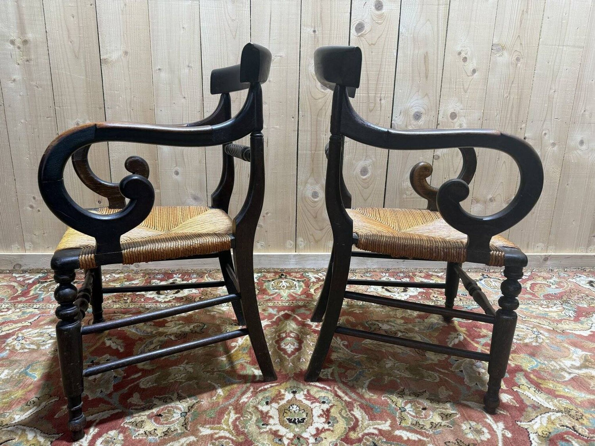 Paire de fauteuils paillés rustiques