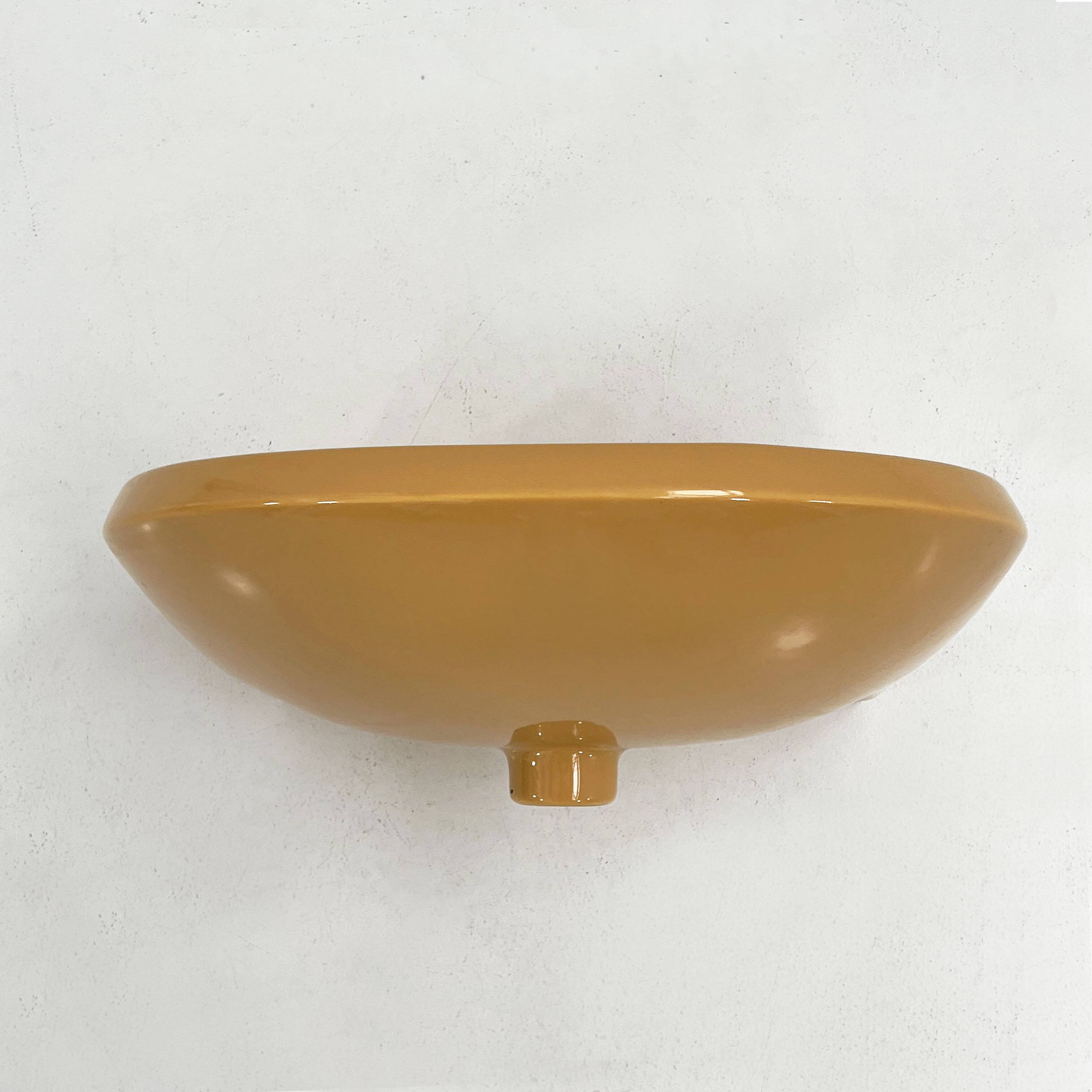Lavabo moutarde de Keramag Keravit, 1980