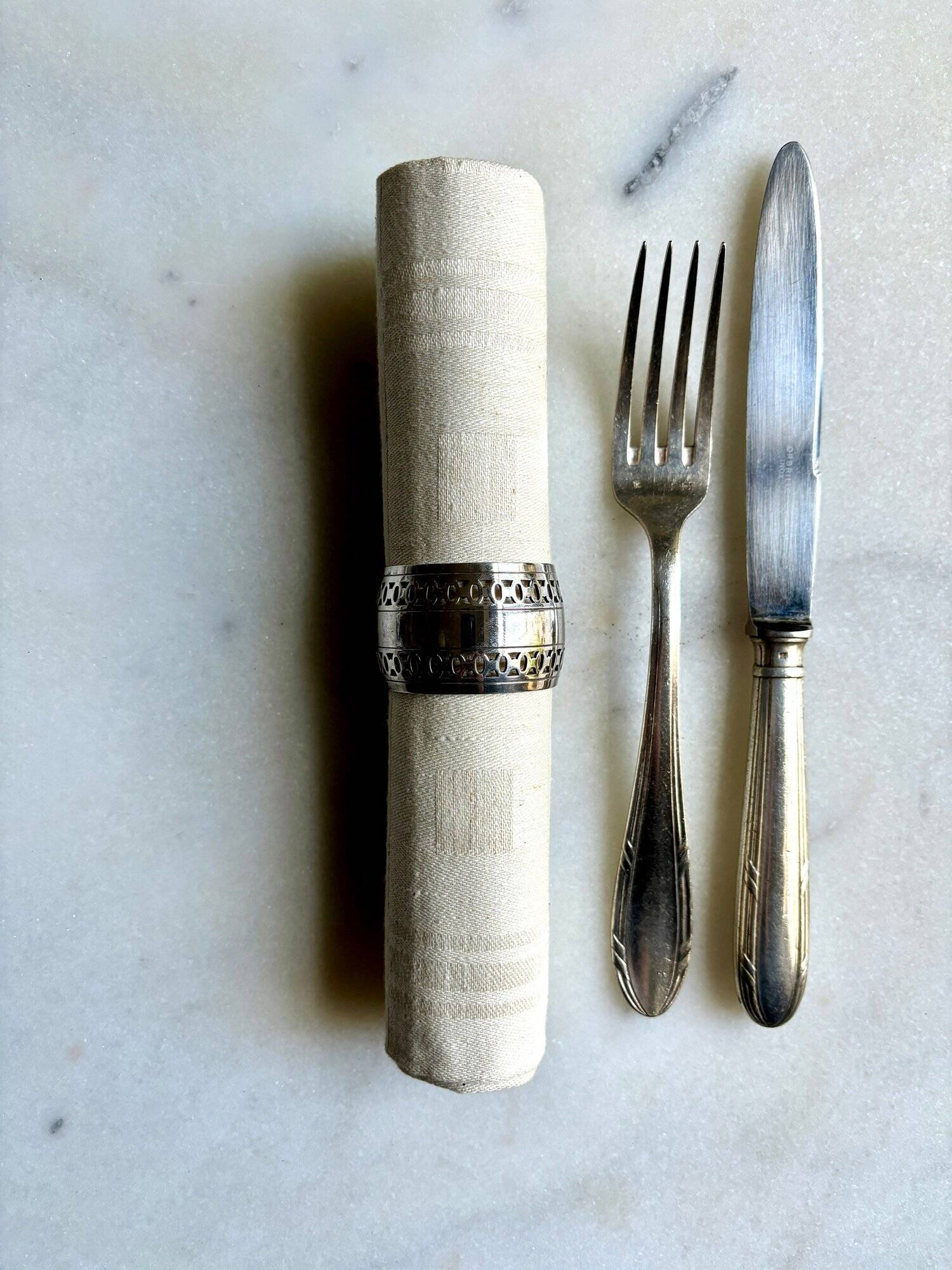 Openwork napkin ring in silver metal