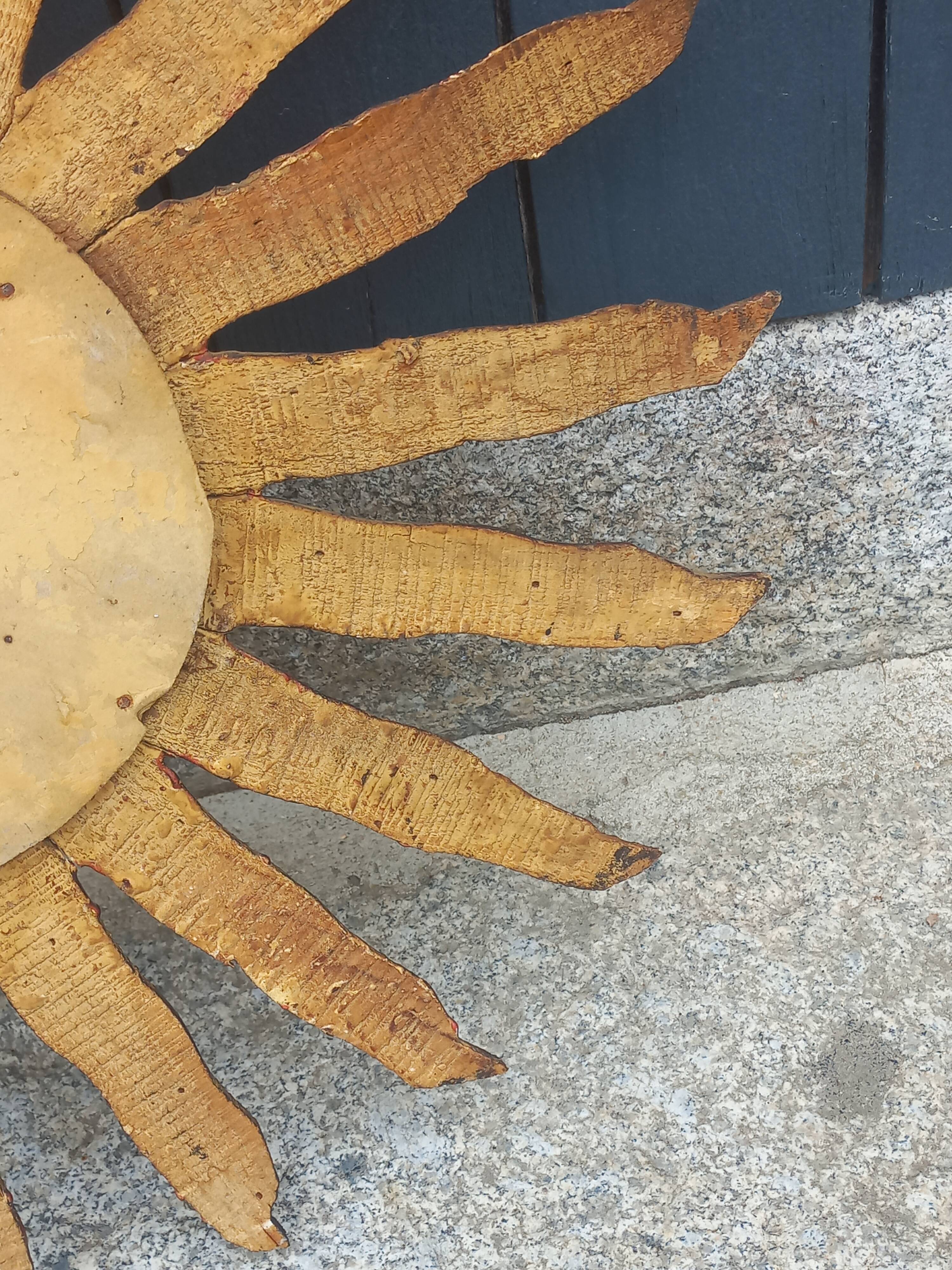 Miroir soleil en bois et stuc doré, années 50