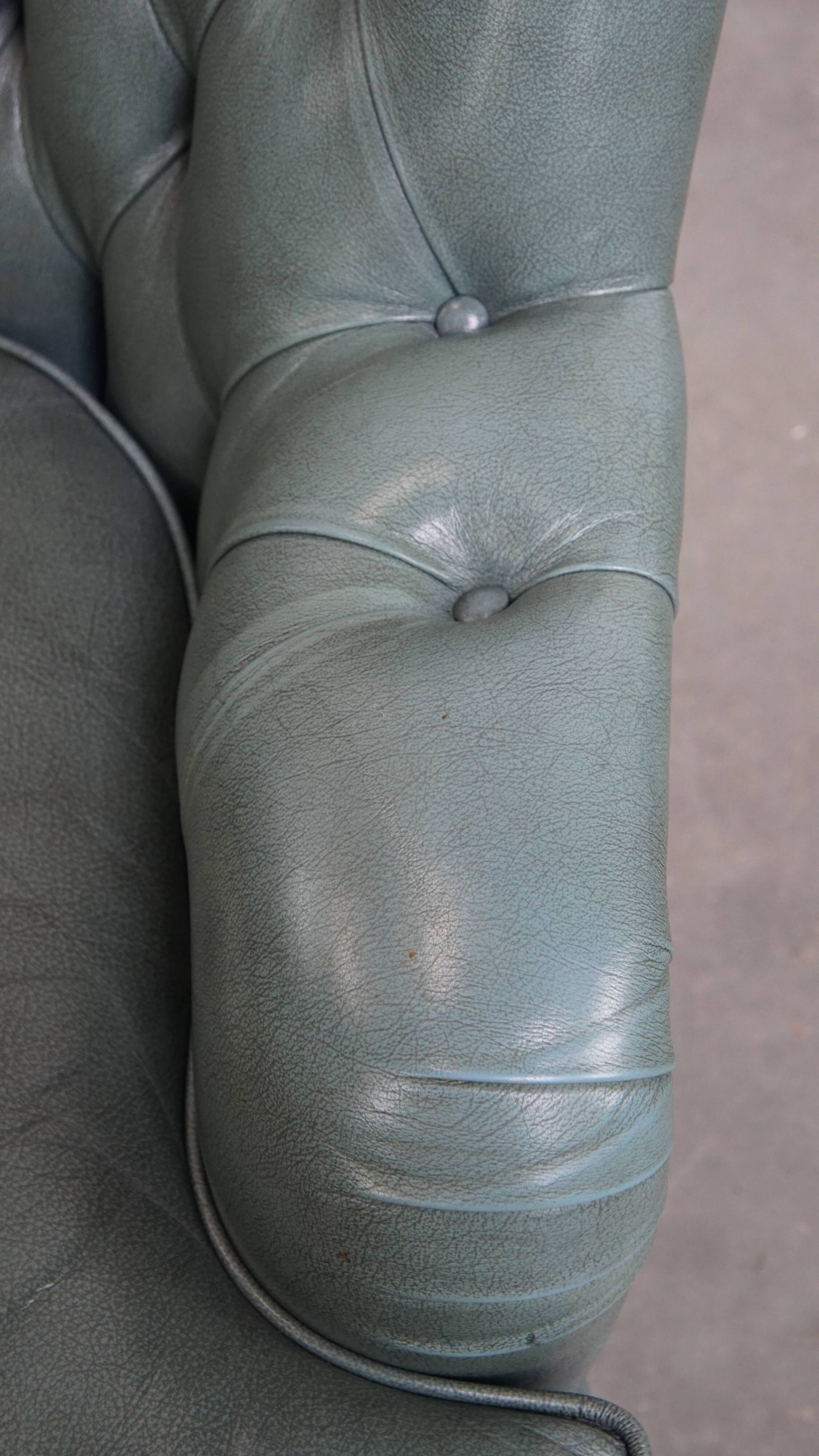 Fauteuil Chesterfield bleu en cuir de vachette de style anglais