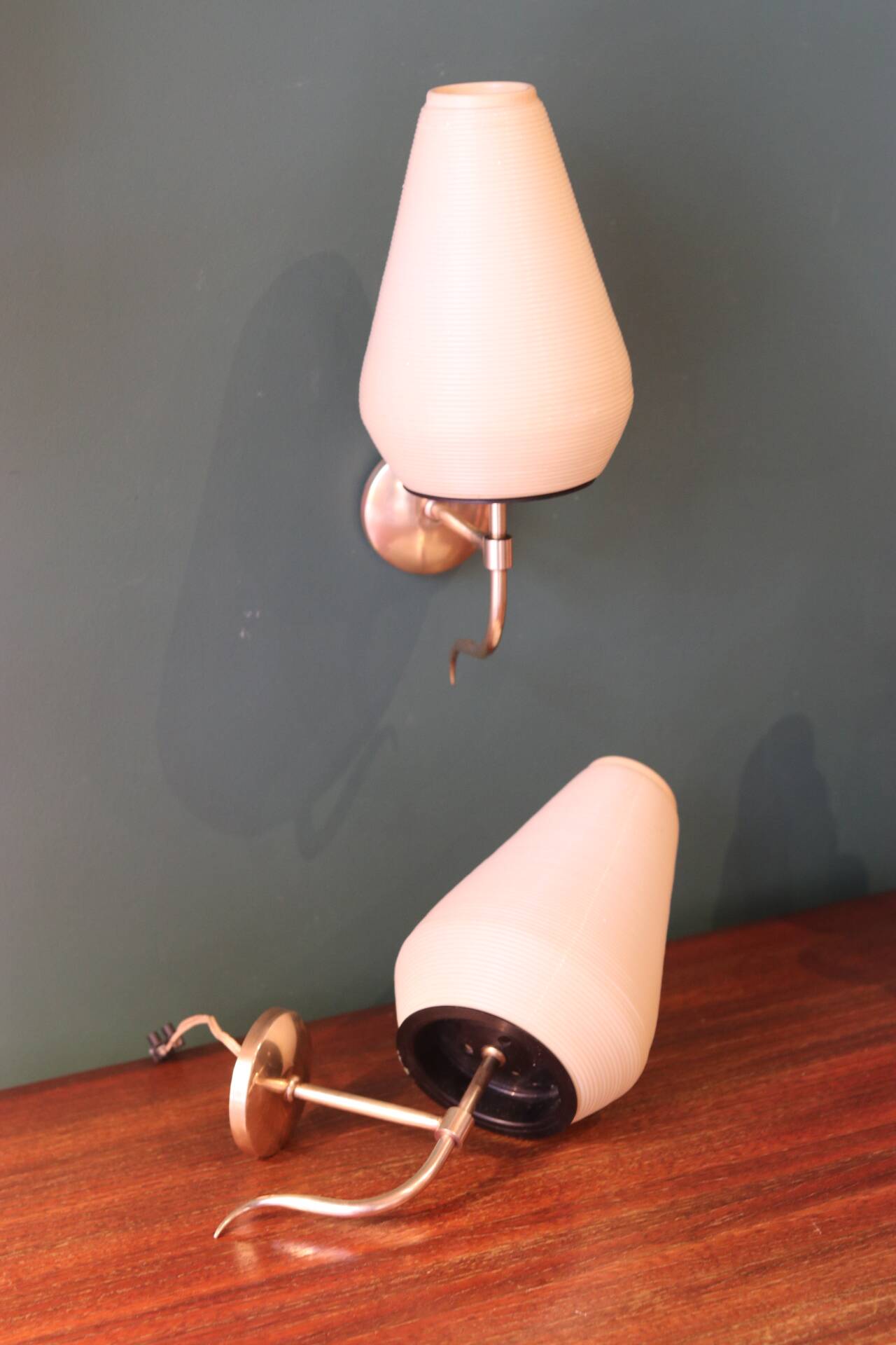 Paire d’appliques murales en laiton et plastique nervuré