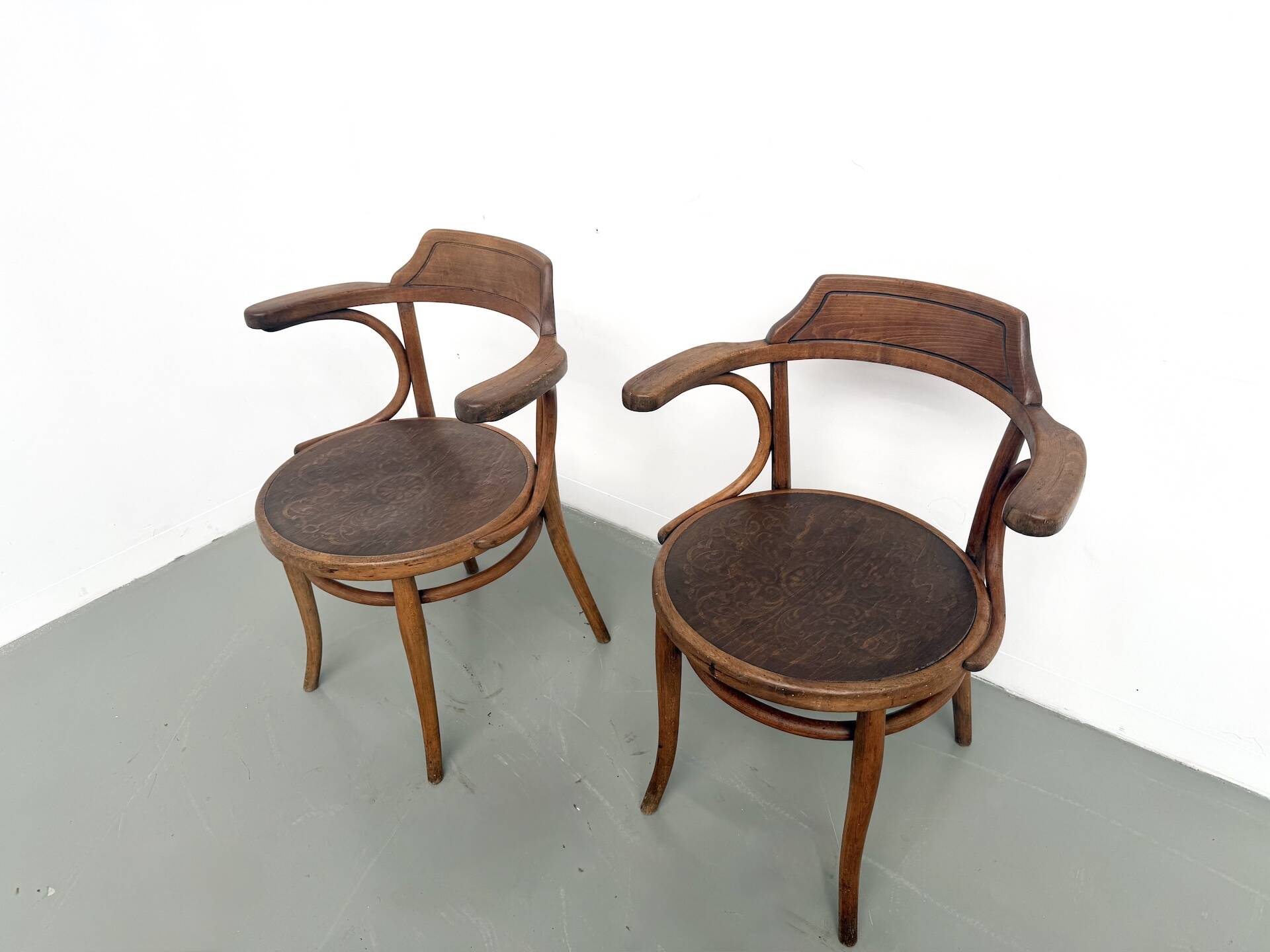Paire de Fauteuils de Bureau Thonet – Hêtre Courbé & Assises Pyrogravées