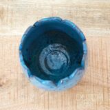 Pot de fleurs en céramique bleu avec motif tulipe, pièce de poterie d'atelier vintage